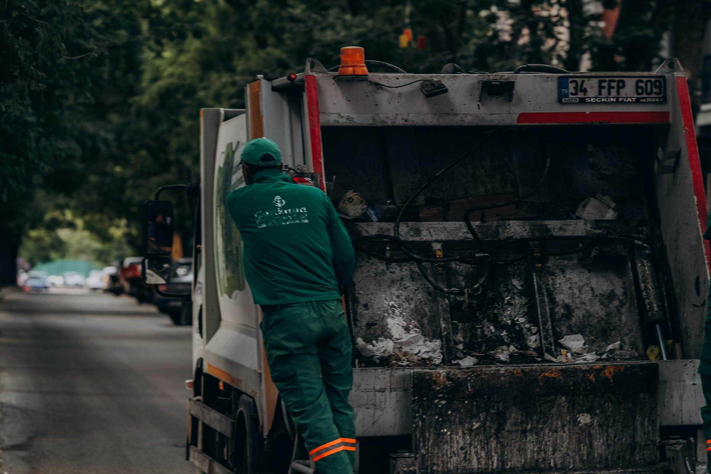 Un camión de la basura en la calle | Fuente: Pexels