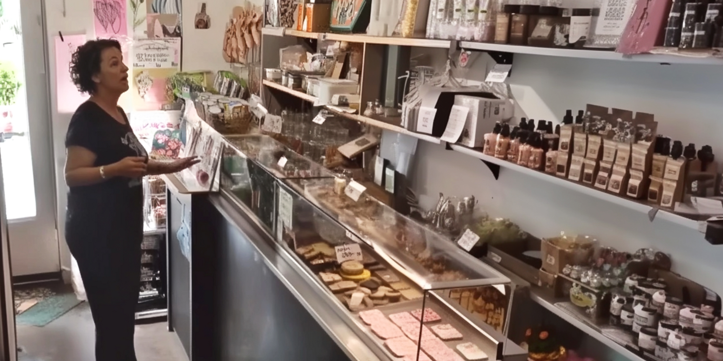 Una mujer admirando la mercancía en una tienda | Fuente: The Celebritist