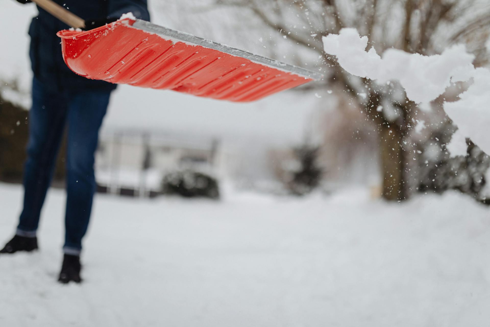 Una persona quitando nieve | Fuente: Pexels