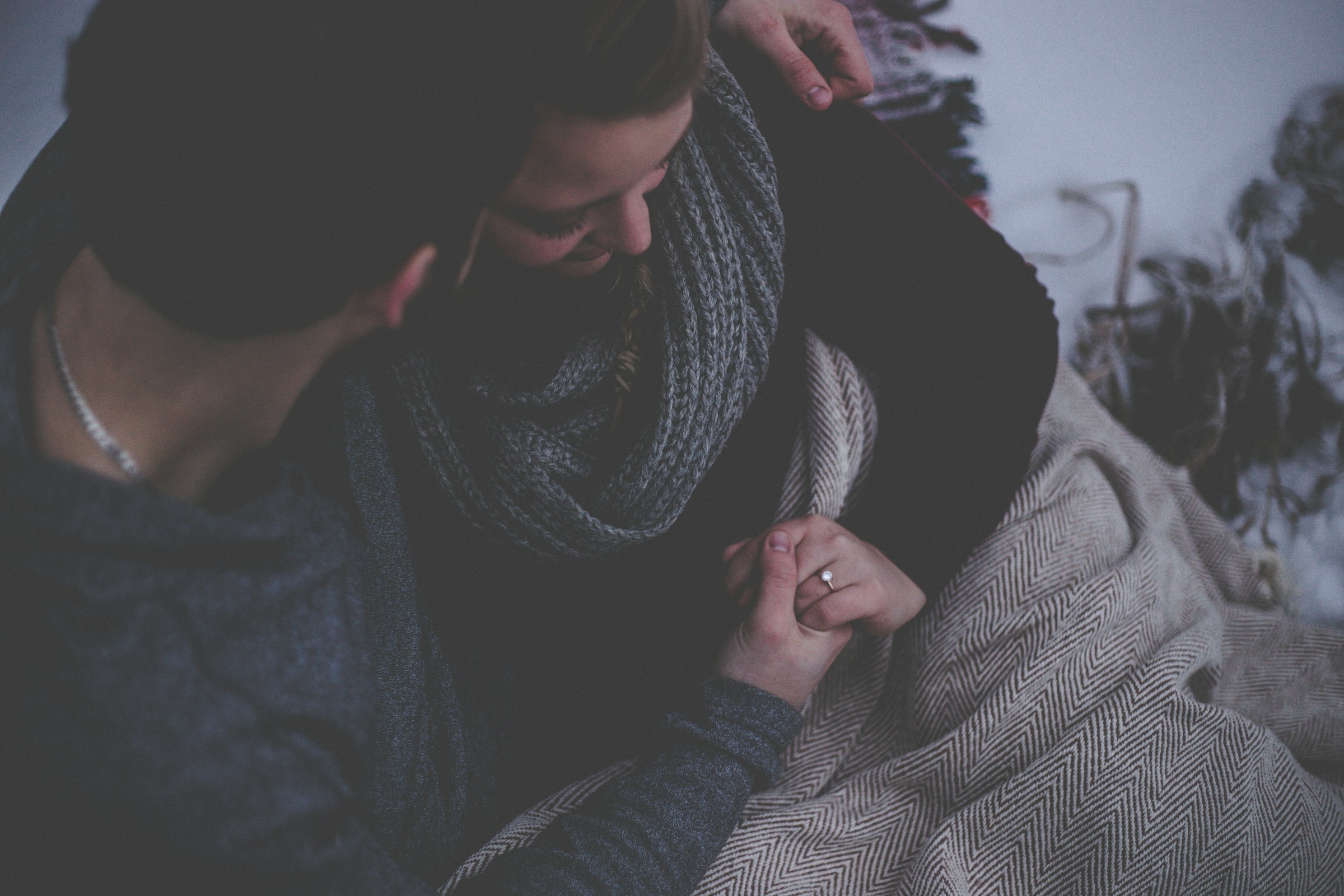 Una pareja sentada uno al lado del otro en una habitación | Fuente: Unsplash