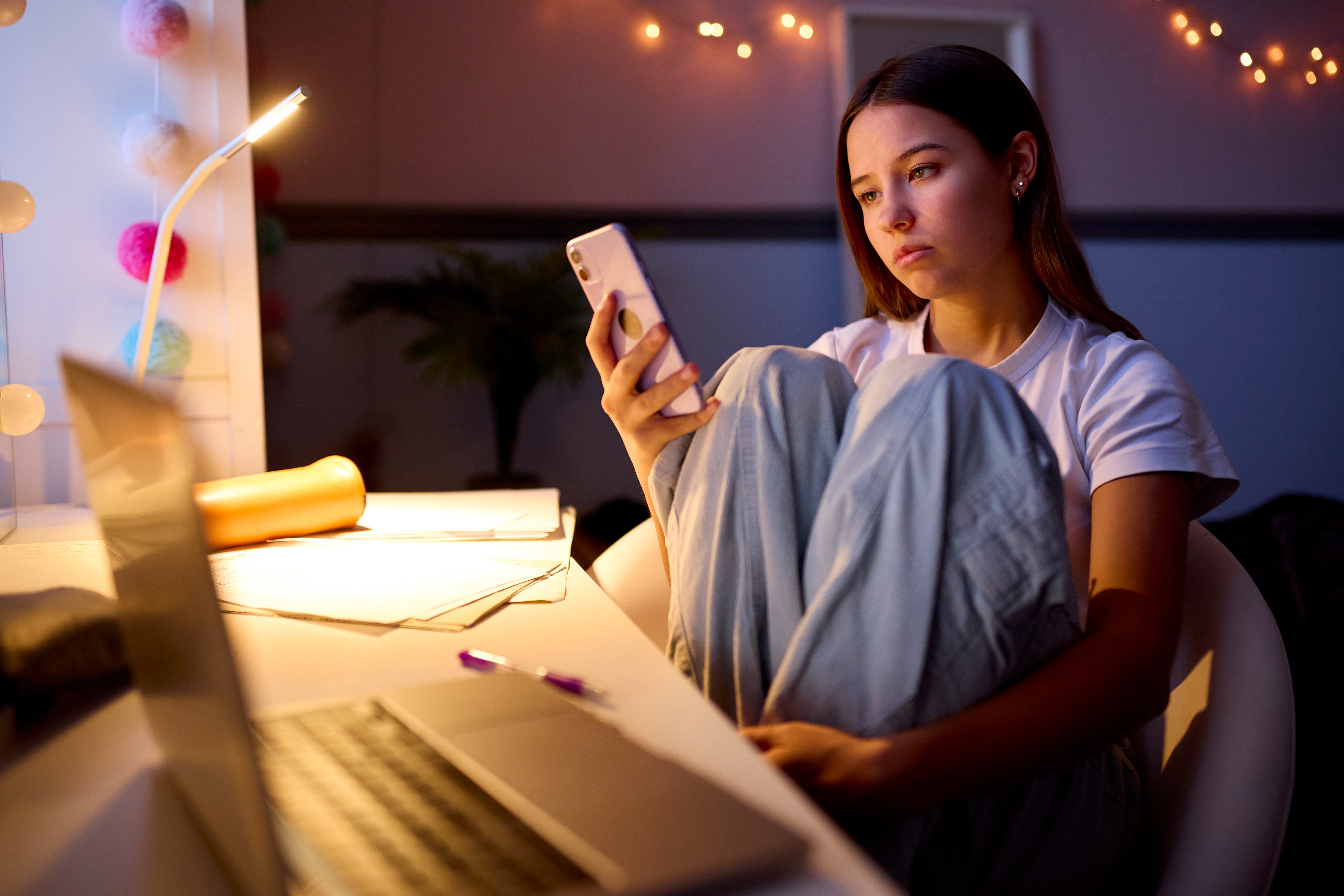 Una mujer mirando un teléfono móvil. | Foto: Shutterstock