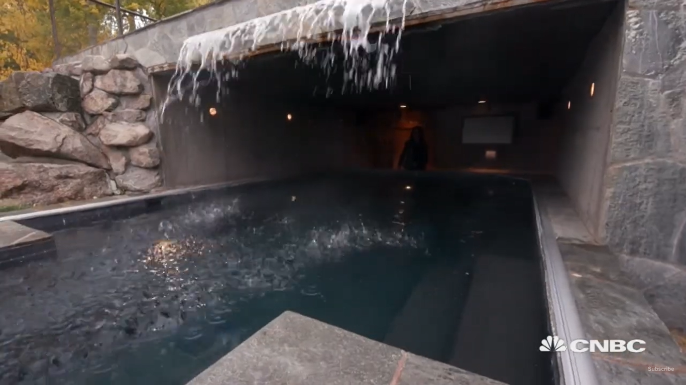 El jacuzzi de Kevin Costner en su finca de Aspen, Colorado | Fuente: YouTube/CNBCMakeIt