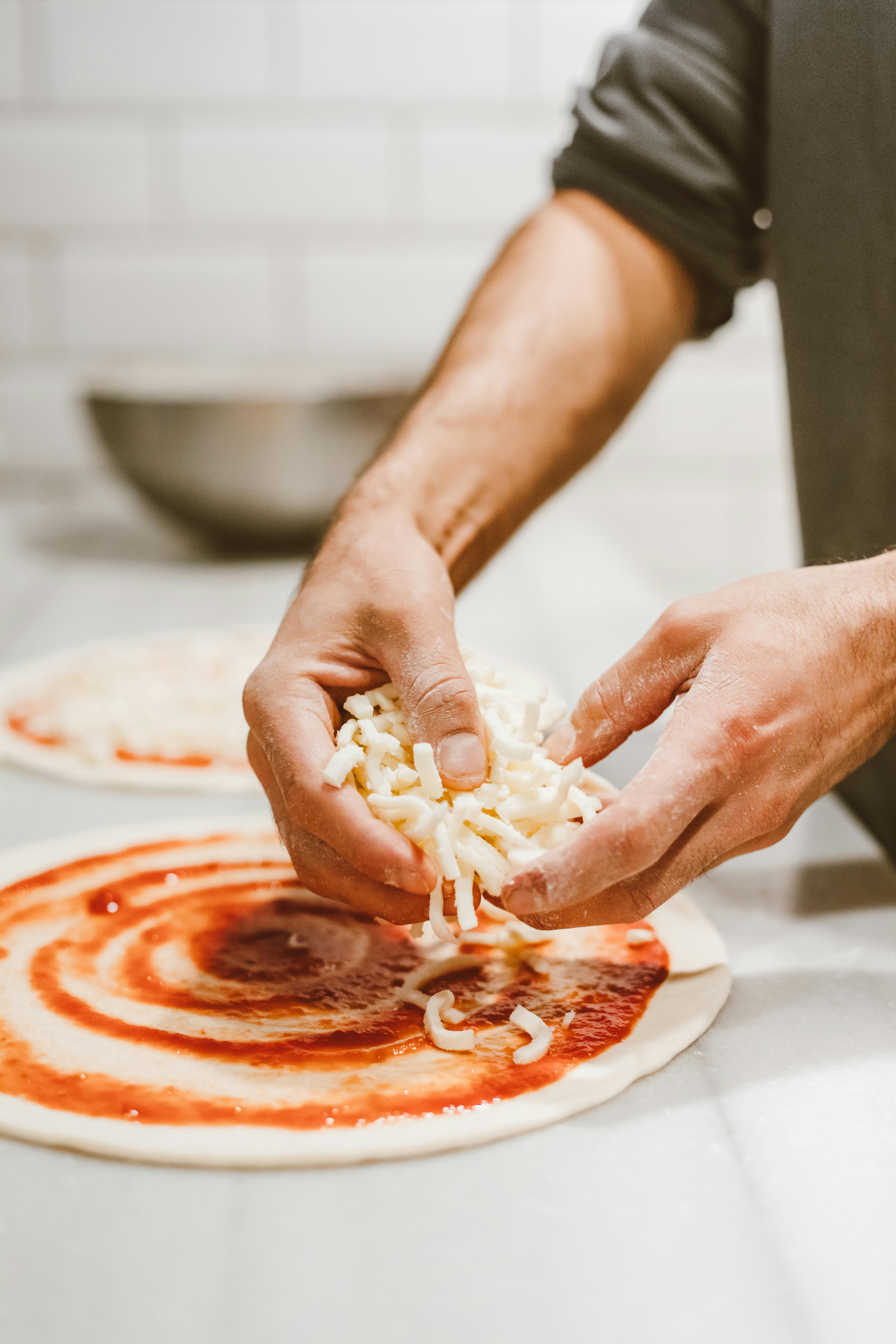 Un hombre haciendo pizza desde cero | Fuente: Pexels