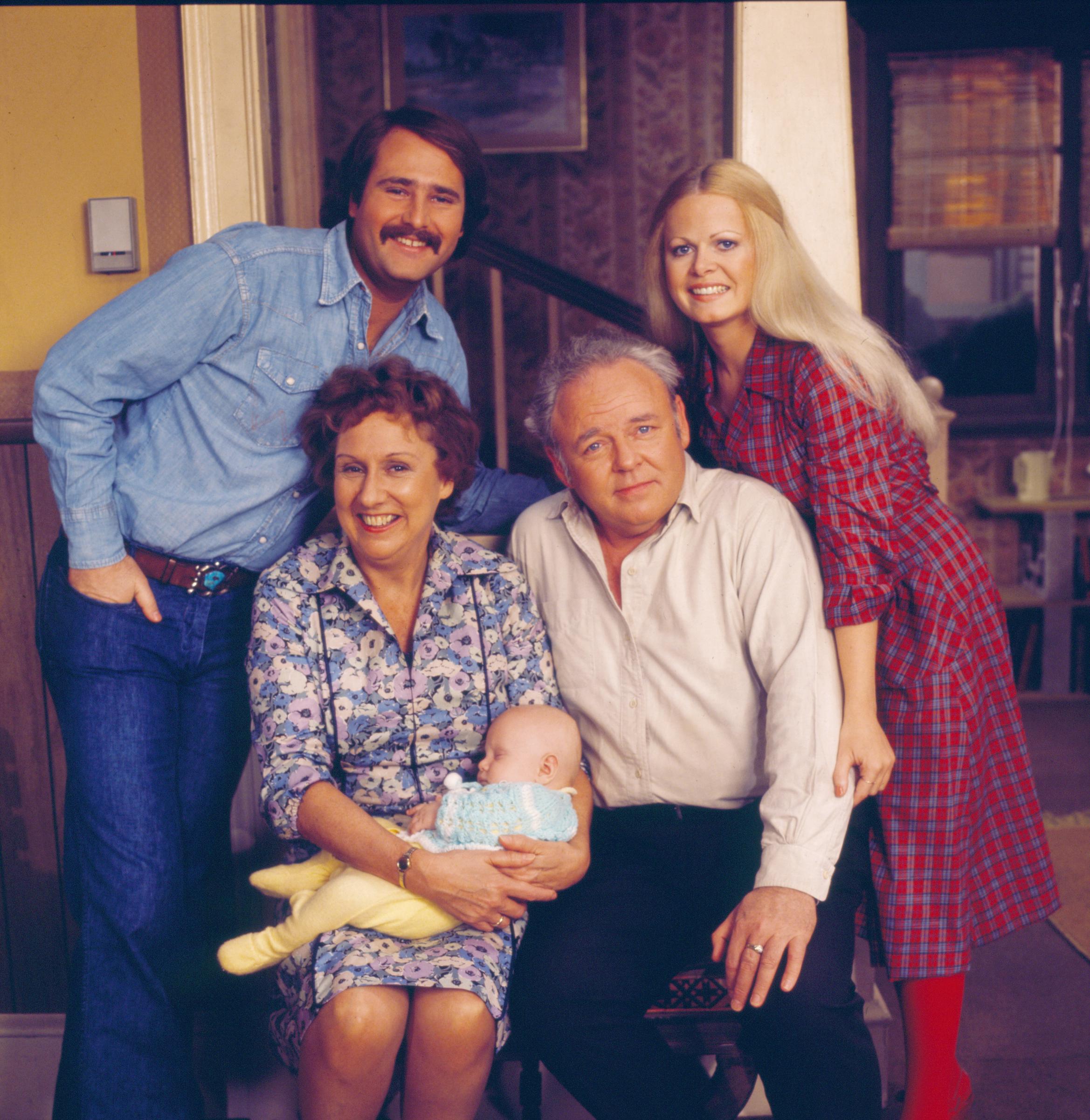 El reparto de "Alll in the Family": Rob Reiner, Sally Struthers, Carroll O'Connor, (bebé como Joey Stivic) y Jean Stapleton en 1976 | Fuente: Getty Images