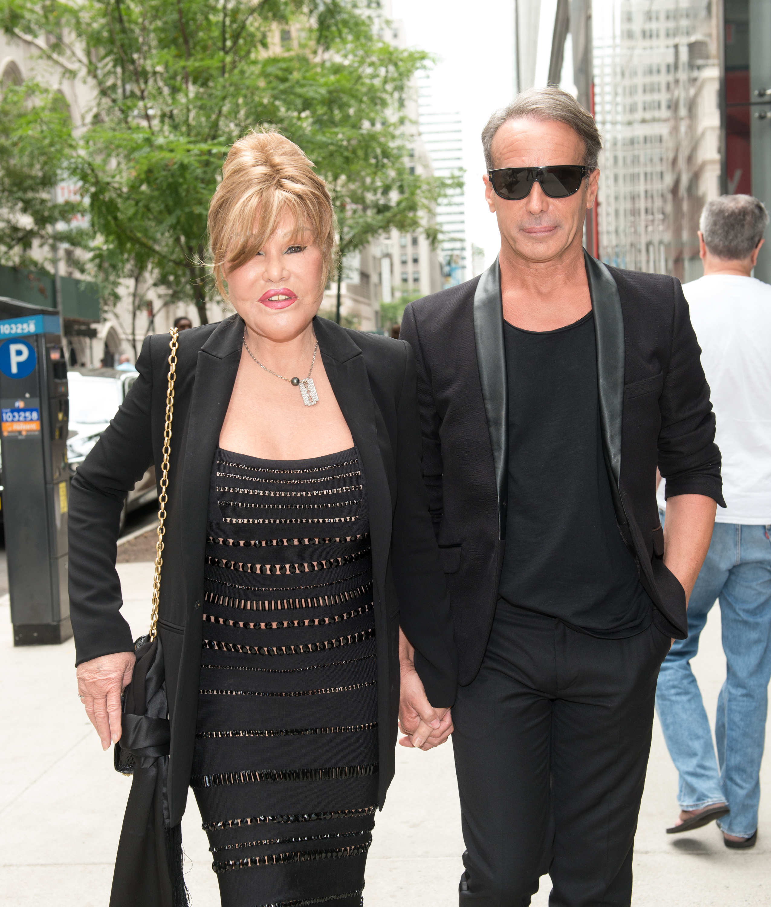 Jocelyn Wildenstein y Lloyd Klein vistos fuera del Hotel Baccarat el 5 de agosto de 2017, en Nueva York | Fuente: Getty Images