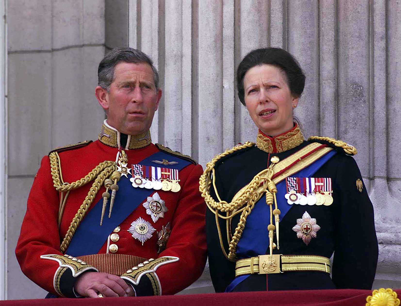 El rey Charles III y la princesa Anne durante la ceremonia Trooping of the Colour en el Palacio de Buckingham el 17 de junio de 2000. | Fuente: Getty Images