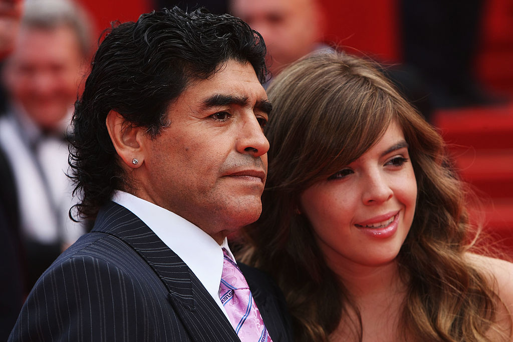 Diego Armando Maradona y su hija Dalma llegan al estreno de la película "Che" en el Palais des Festivals, durante la 61.ª edición del Festival Internacional de Cine de Cannes, el 21 de mayo de 2008 en Cannes, Francia. | Fuente: Getty Images