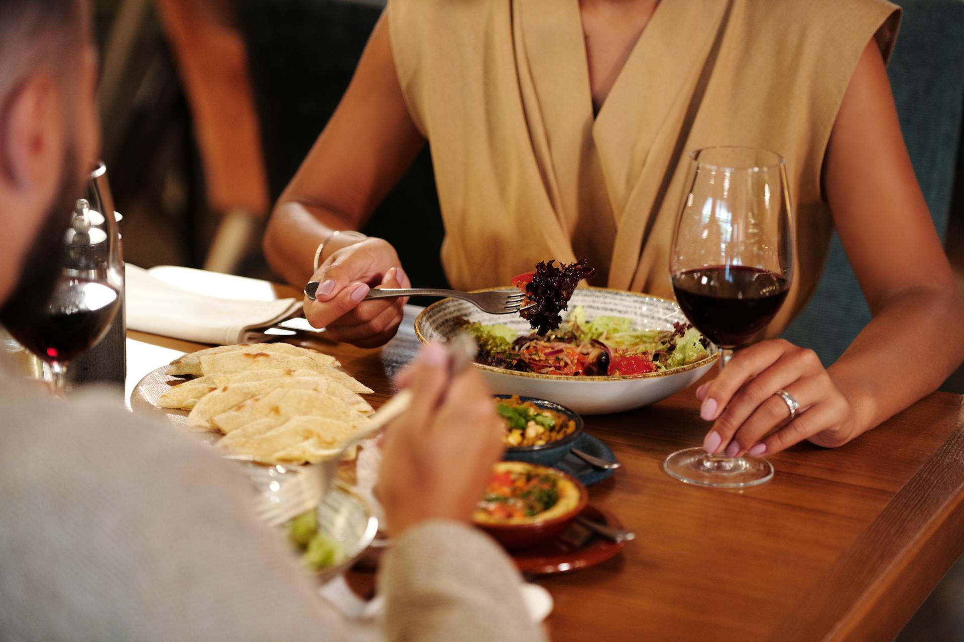 Una pareja comiendo en un restaurante | Fuente: Pexels