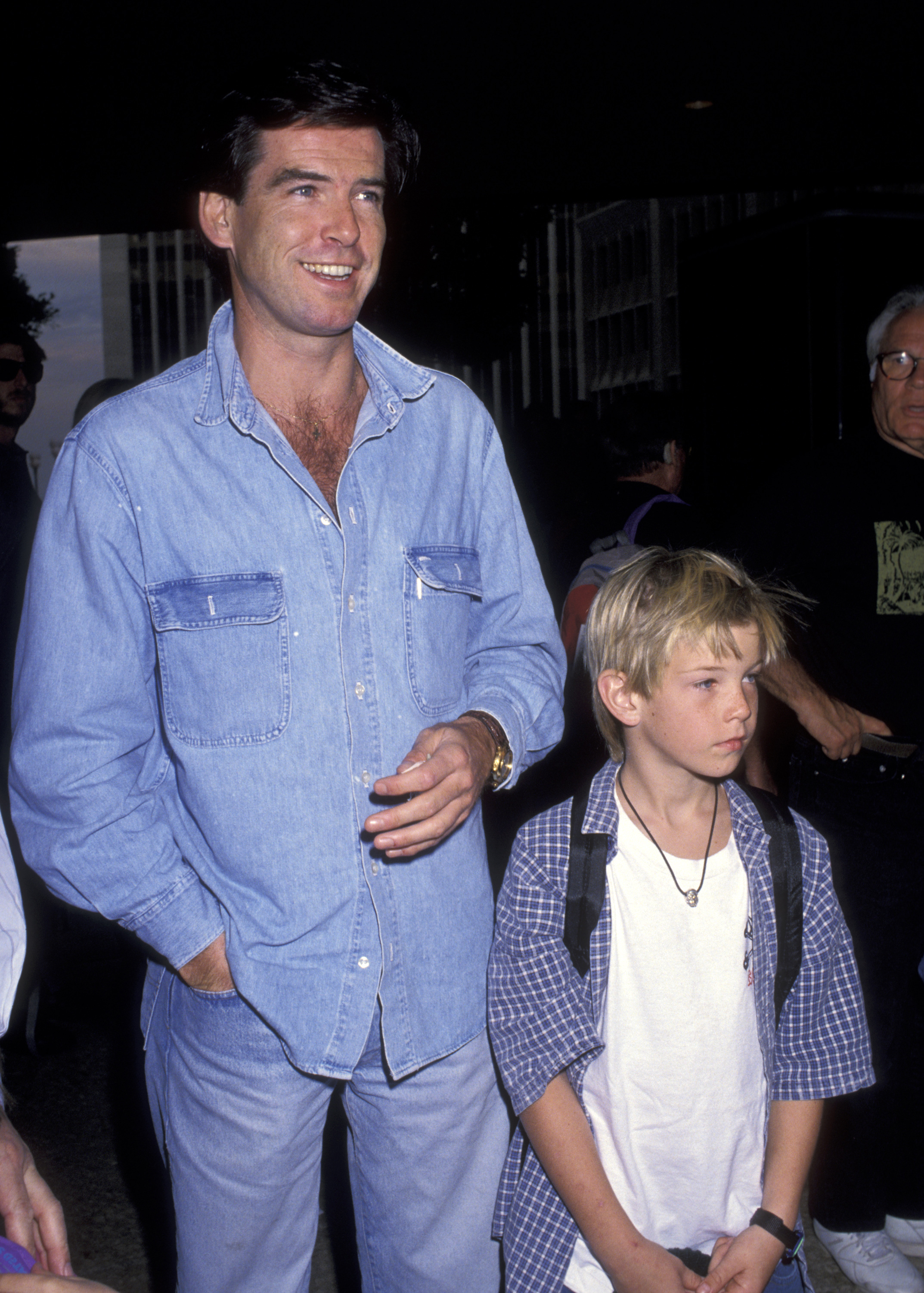 Sean y Pierce Brosnan en el estreno de "Home Alone 2: Lost in New York" en 1992 | Foto: Getty Images
