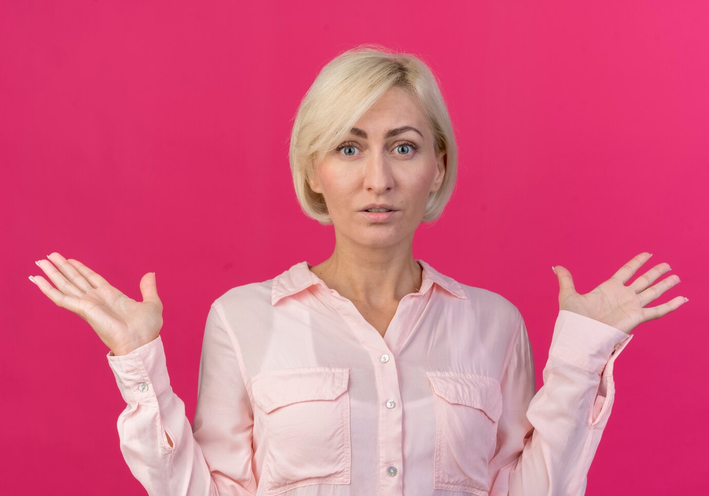 Una mujer levantando las manos | Fuente: Freepik