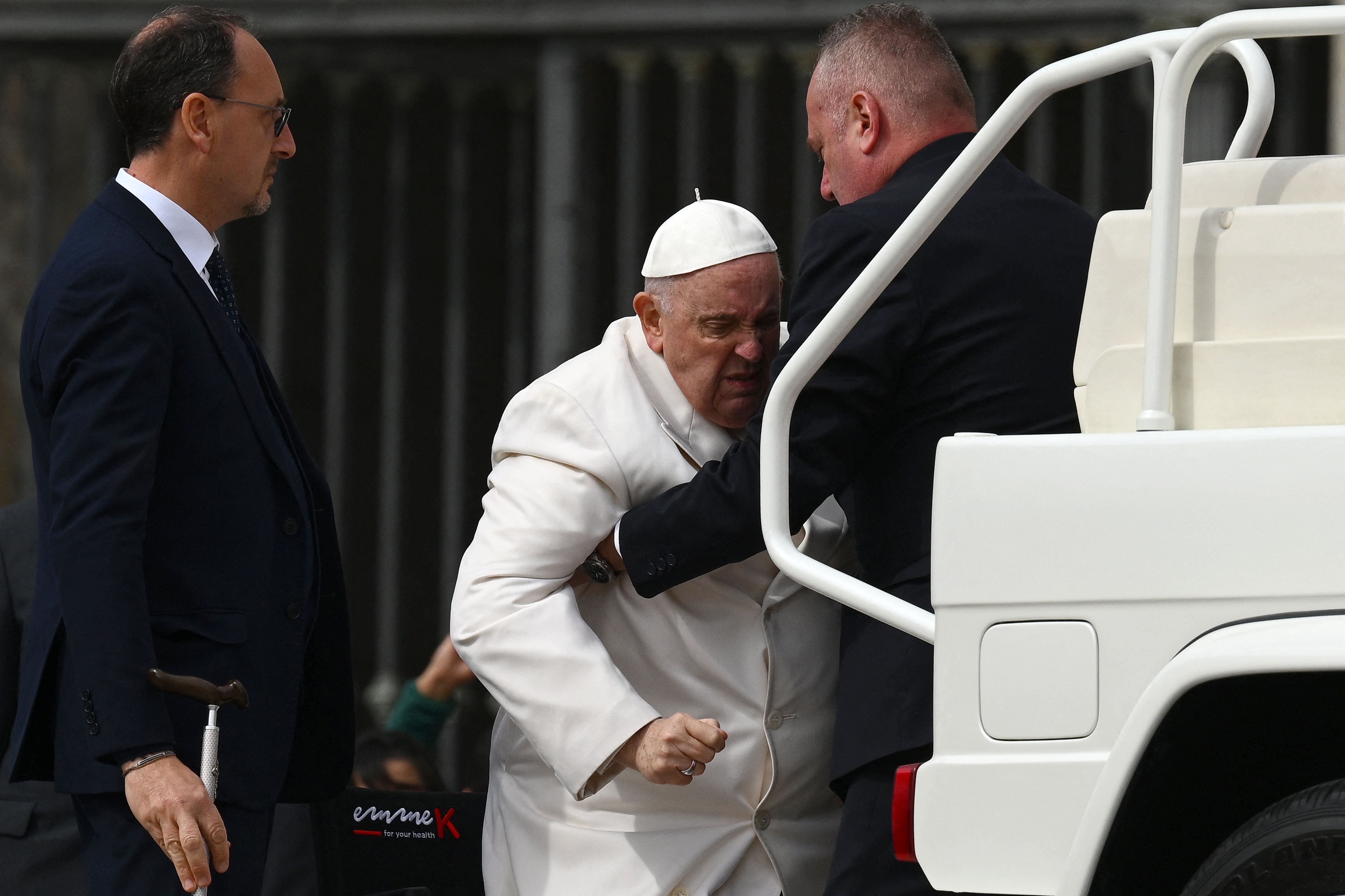 El Papa Francisco fotografiado siendo ayudado a subir a un Automóvil papal el 29 de marzo de 2023. | Fuente: Getty Images