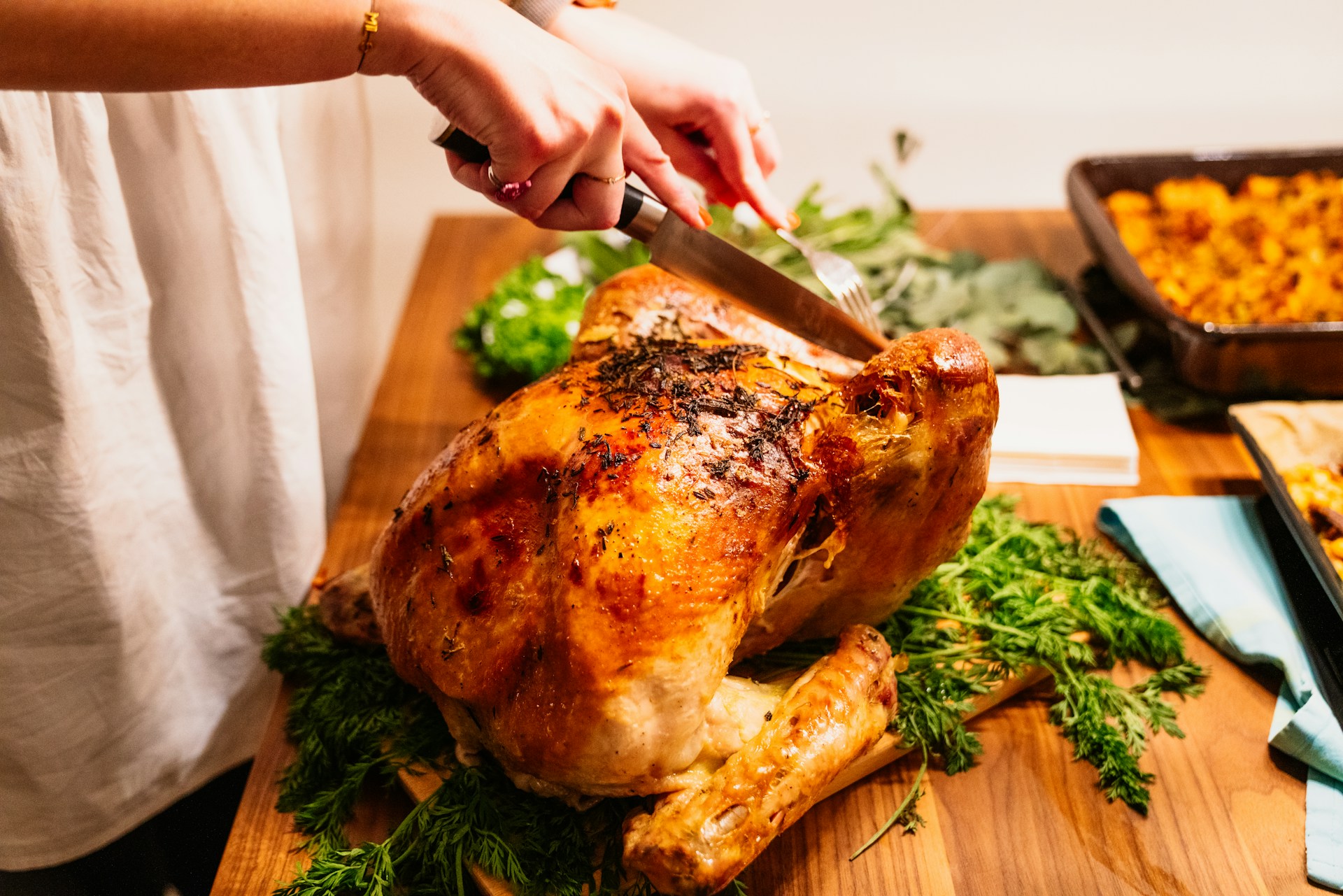 Una mujer cortando un pavo | Fuente: Unsplash