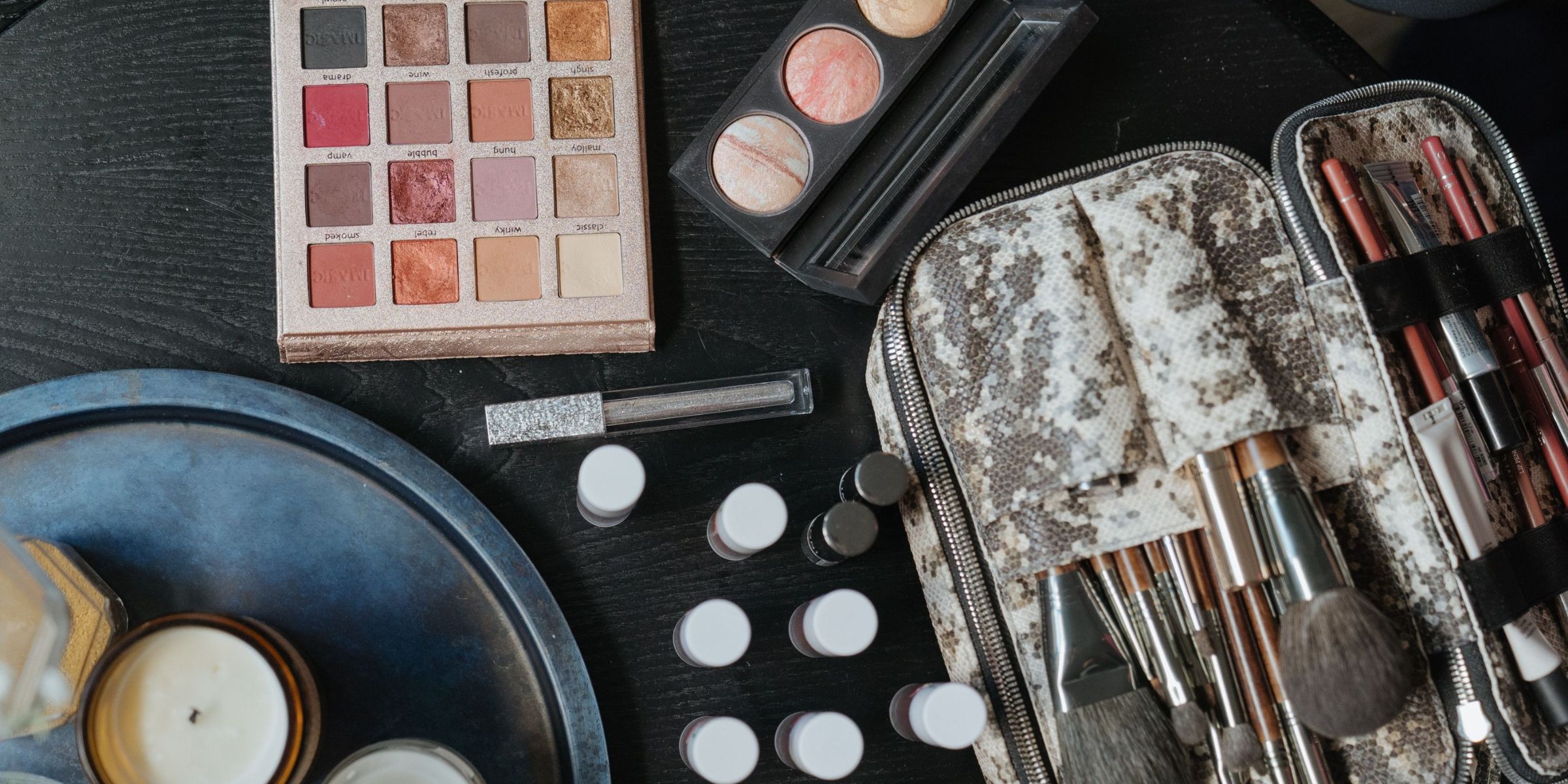 Una foto de productos cosméticos esparcidos sobre una superficie | Fuente: Pexels