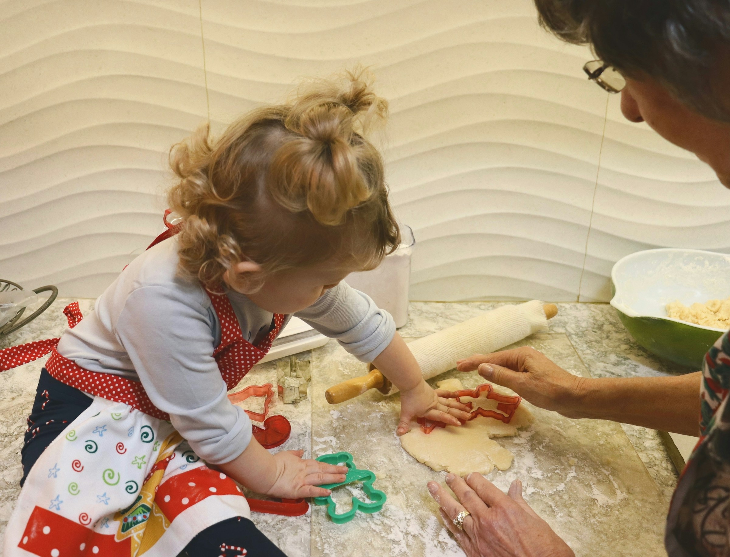 Una mujer mayor con un niño pequeño | Fuente: Unsplash