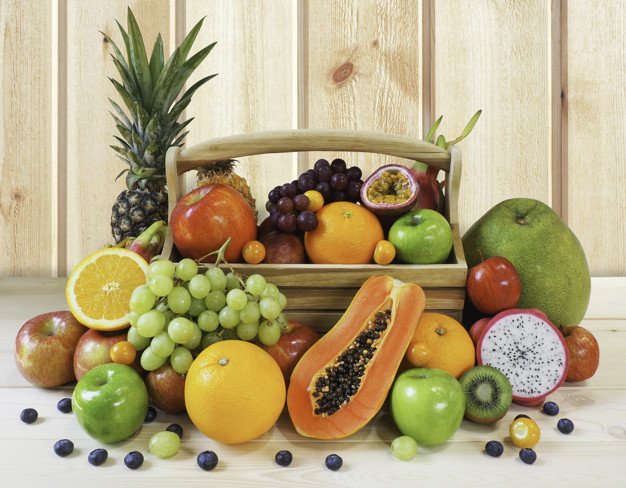 Canasta con variedad de frutas / Imagen tomada de: Freepik