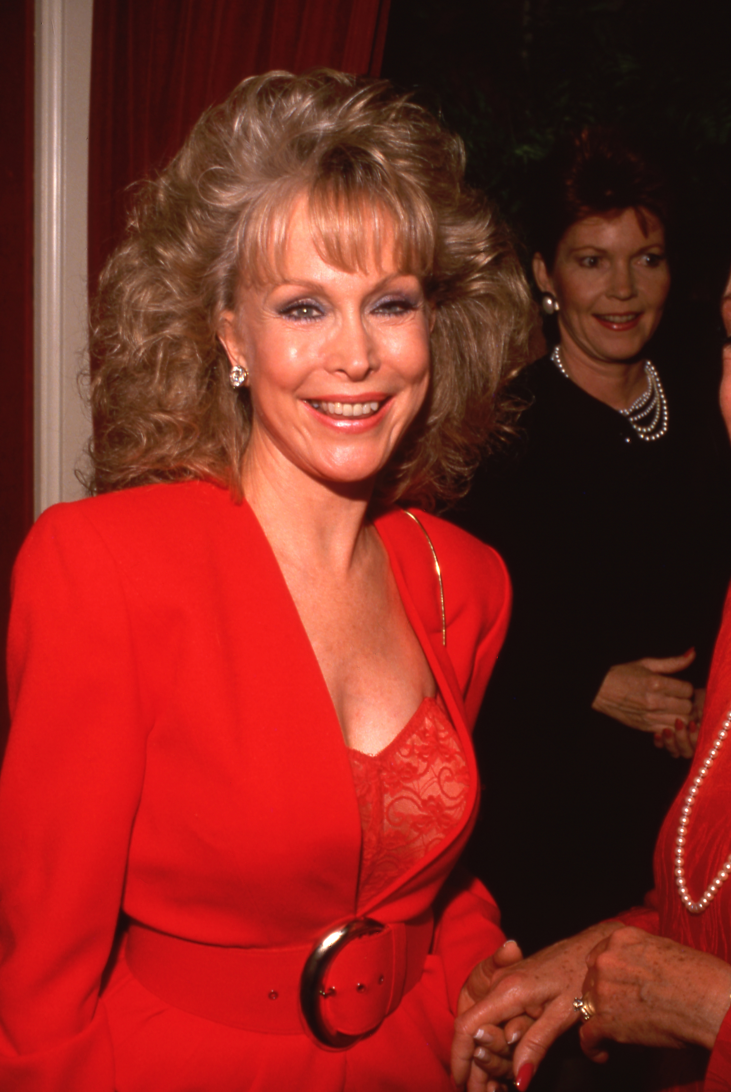 Barbara Eden viste un traje rojo con un top de encaje mientras asiste a una fiesta en 1980. | Fuente: Getty Images