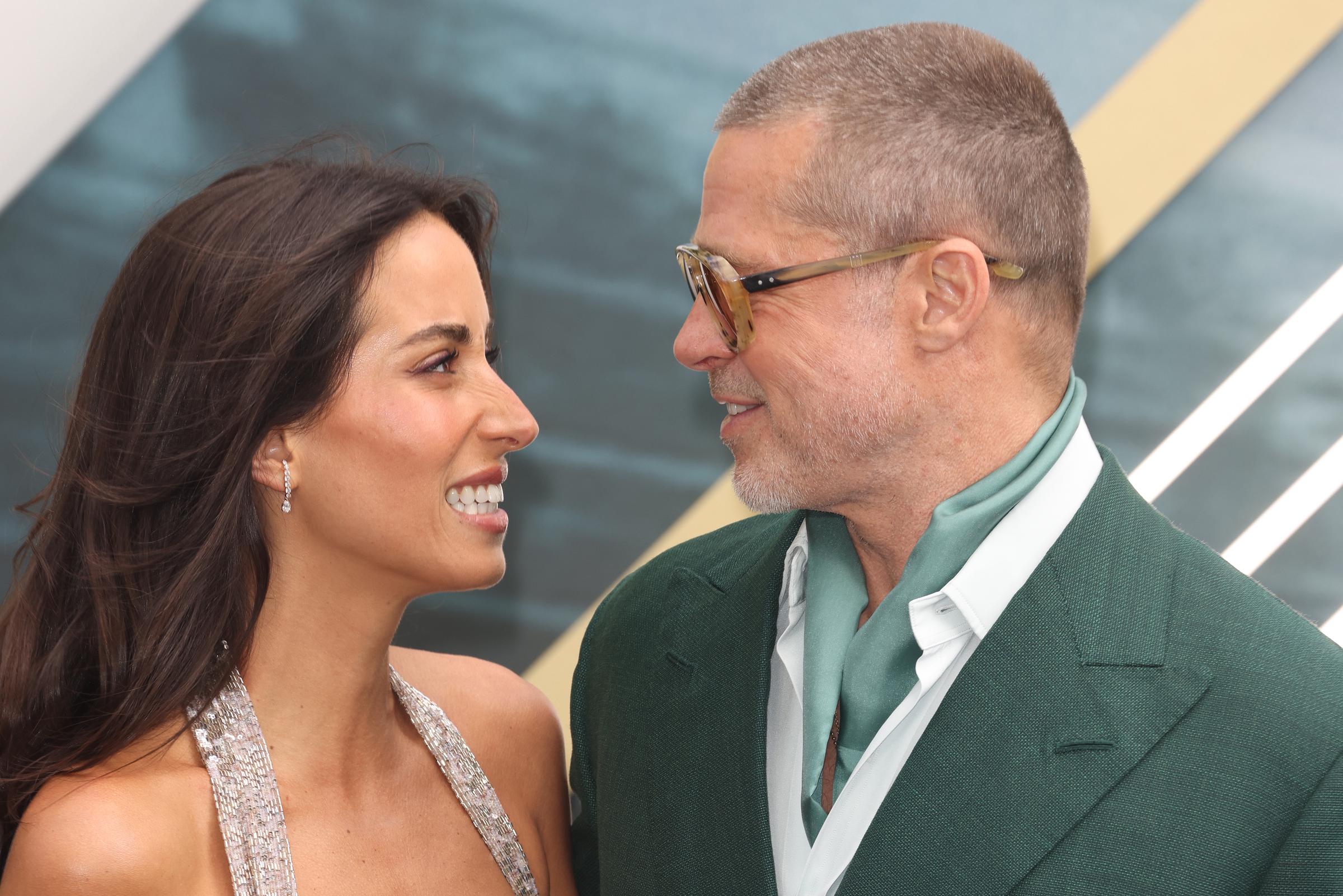 Brad Pitt e Inés de Ramón asisten al estreno europeo de "F1: The Movie" en Cineworld Leicester Square el 23 de junio de 2025 en Londres, Inglaterra | Fuente: Getty Images