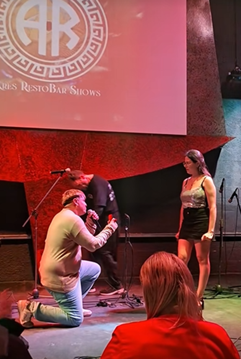 Hombre de rodillas mostrando un anillo a su pareja durante el recital de Daniel Agostini en Buenos Aires | Fuente: TikTok/marielita533