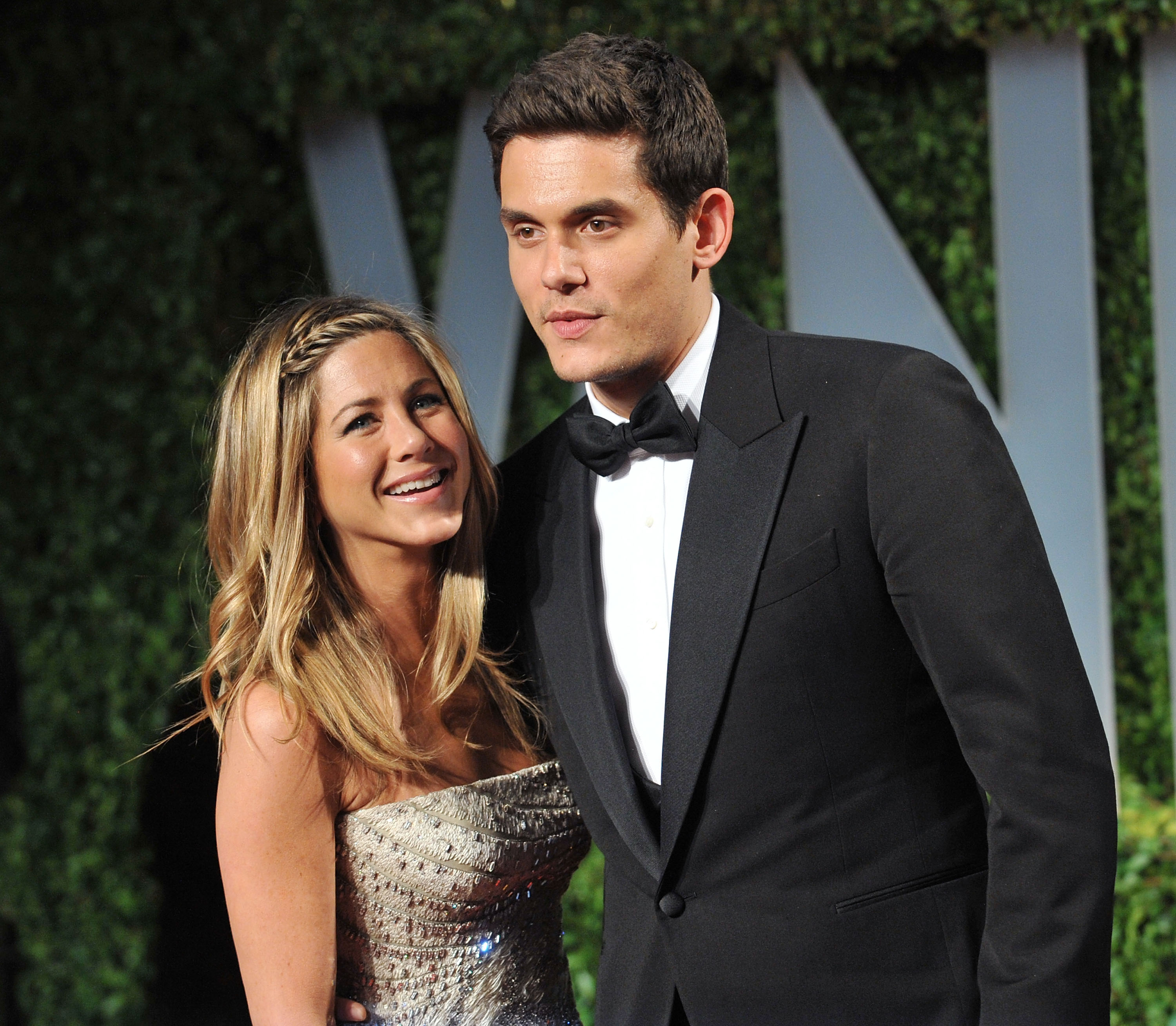 Aniston posó con John Mayer en la fiesta de los Oscar de Vanity Fair celebrada en West Hollywood en febrero de 2009. Llevaba un brillante vestido de tirantes con su larga melena dorada peinada en rizos sueltos sobre un hombro.