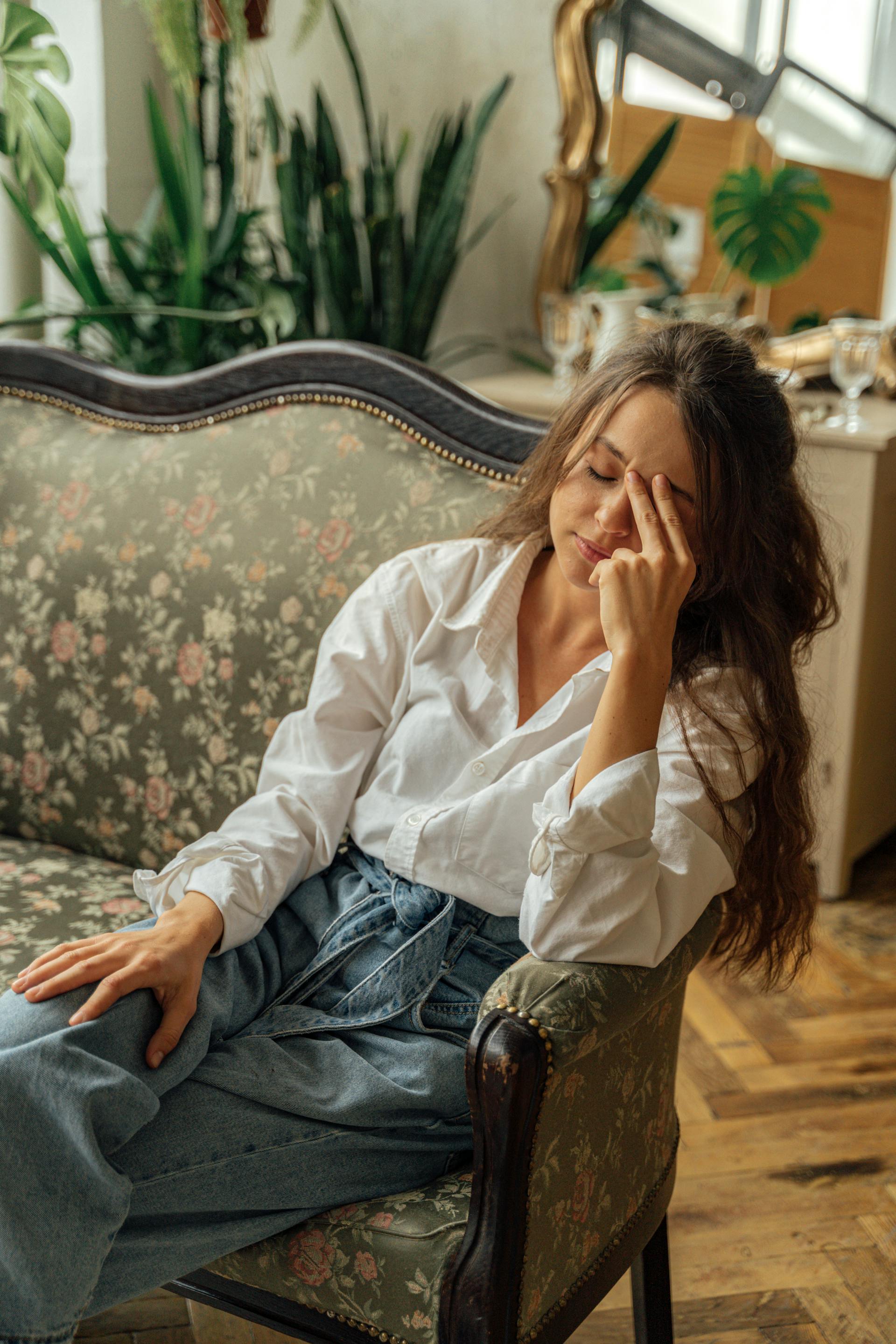 Una mujer tensa en un sofá | Fuente: Pexels
