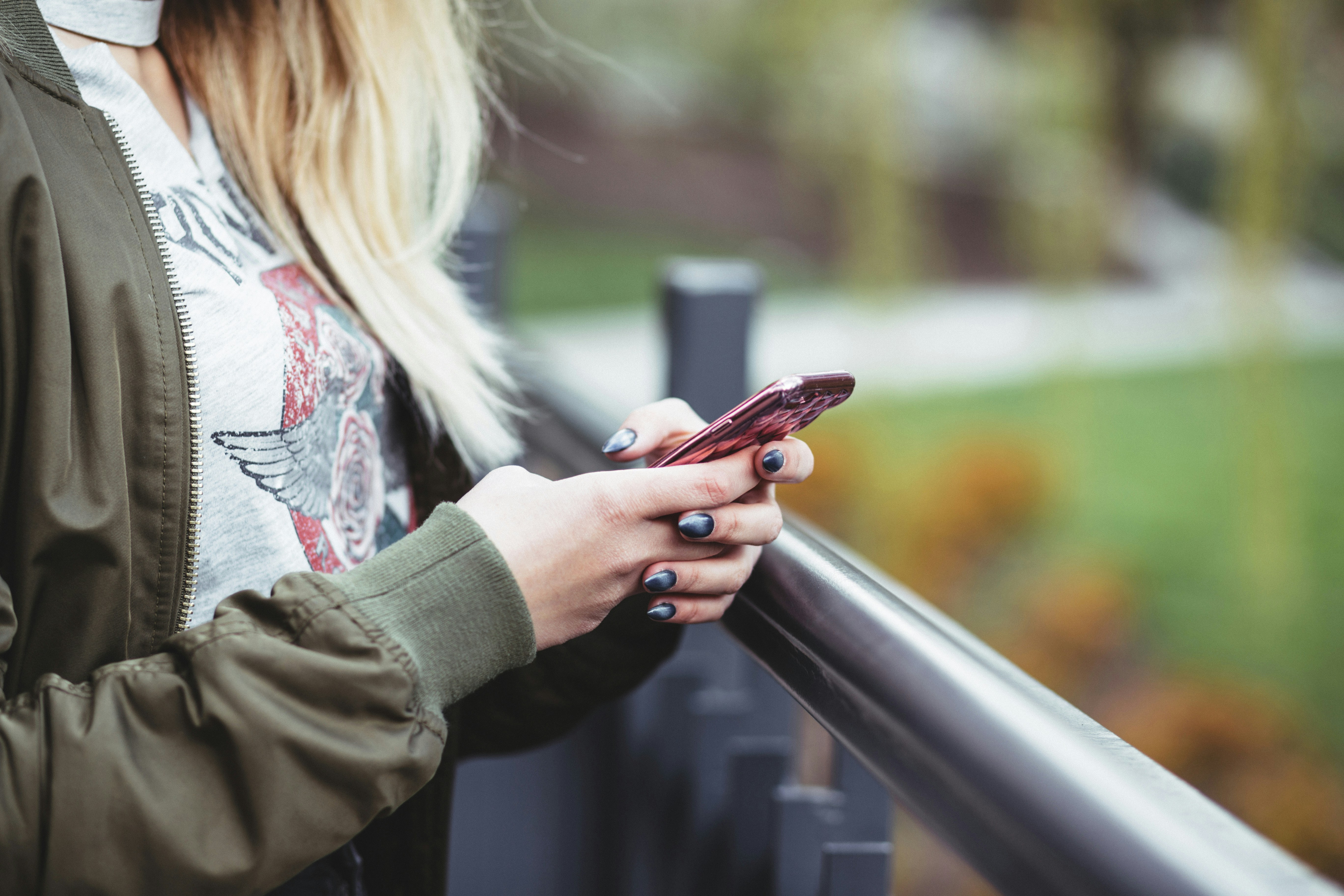 Una mujer con un teléfono en la mano | Fuente: Unsplash