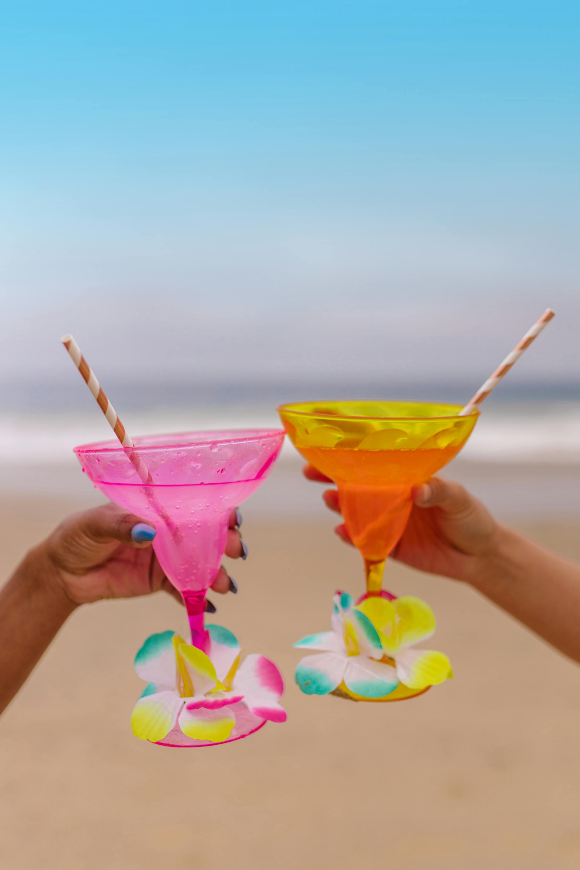 Gente tomando copas en la playa | Fuente: Pexels