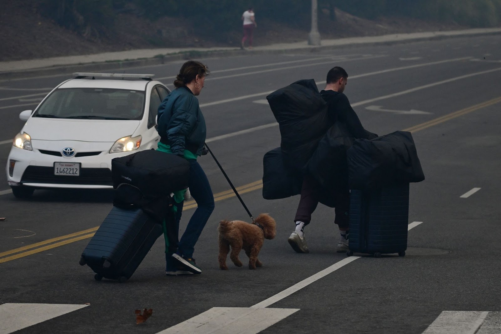 Residentes fotografiados evacuando durante el incendio de Palisades el 7 de enero de 2025. | Fuente: Getty Images