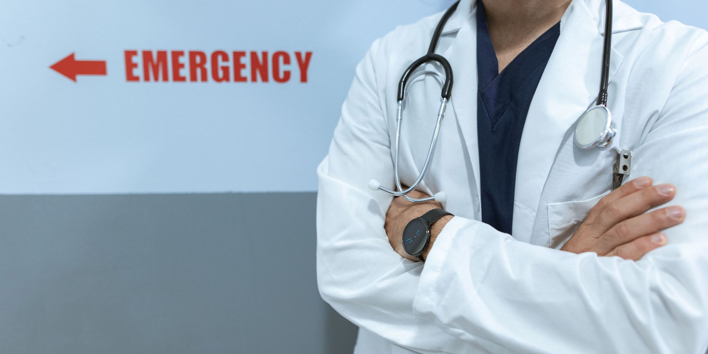 Un médico de pie con los brazos cruzados | Fuente: Pexels