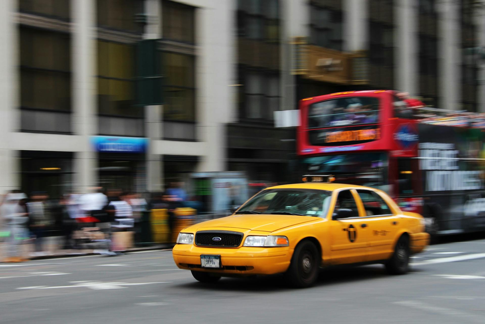 Un taxi en una carretera muy transitada | Fuente: Pexels