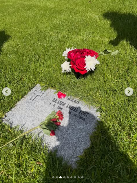 Felipe Fort compartió una conmovedora imagen de la lápida de su padre, Ricardo Aníbal Fort, situada sobre el césped de un cementerio privado. La placa de mármol gris, grabada con una cruz y las fechas de su nacimiento y fallecimiento, aparece decorada con un ramo de flores rojas sobre la piedra y un arreglo de rosas rojas y flores blancas colocado en la hierba. | Fuente: Instagram/felipe_fort_