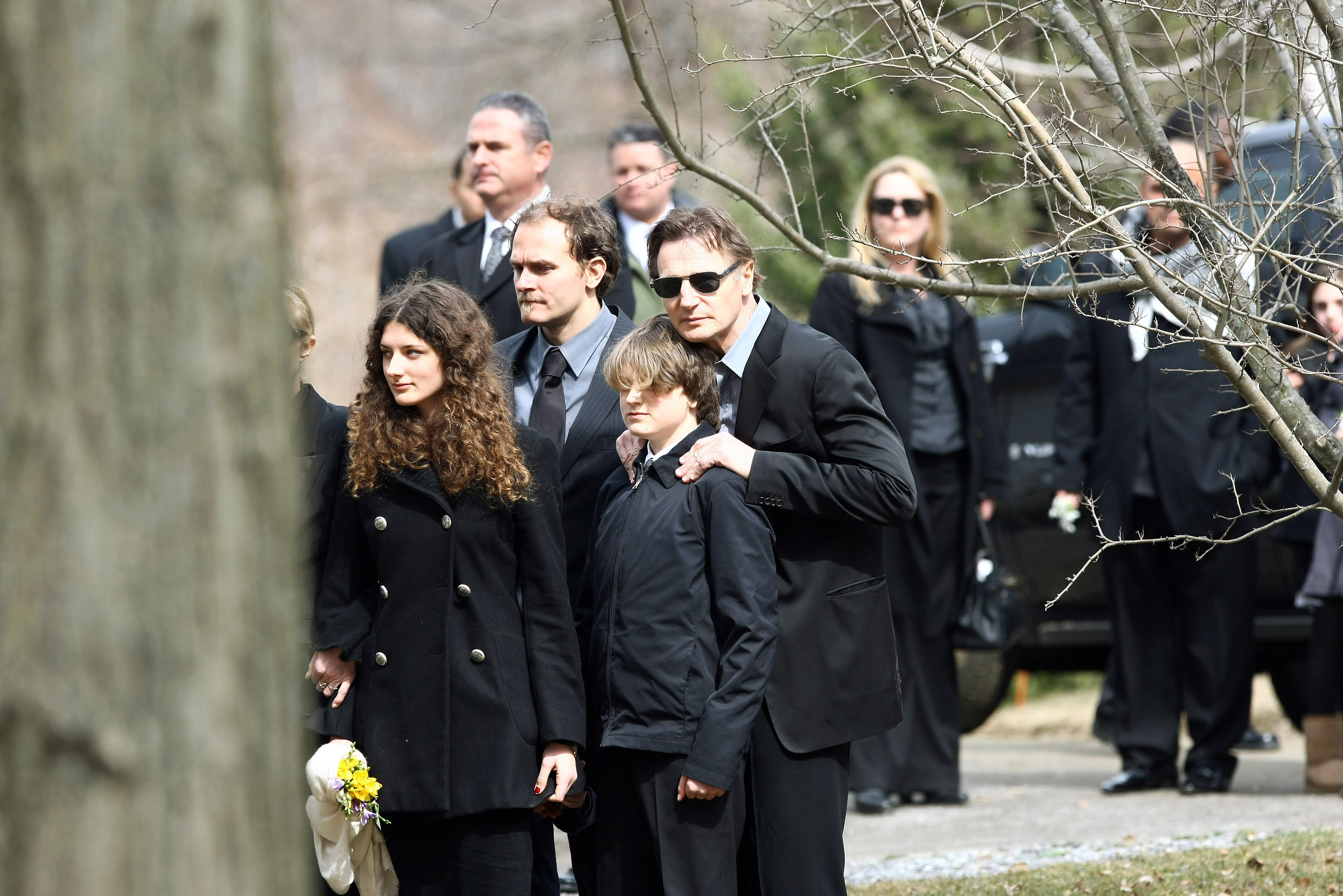 El actor con su hijo y otros familiares llegan al funeral de su esposa | Fuente: Getty Images