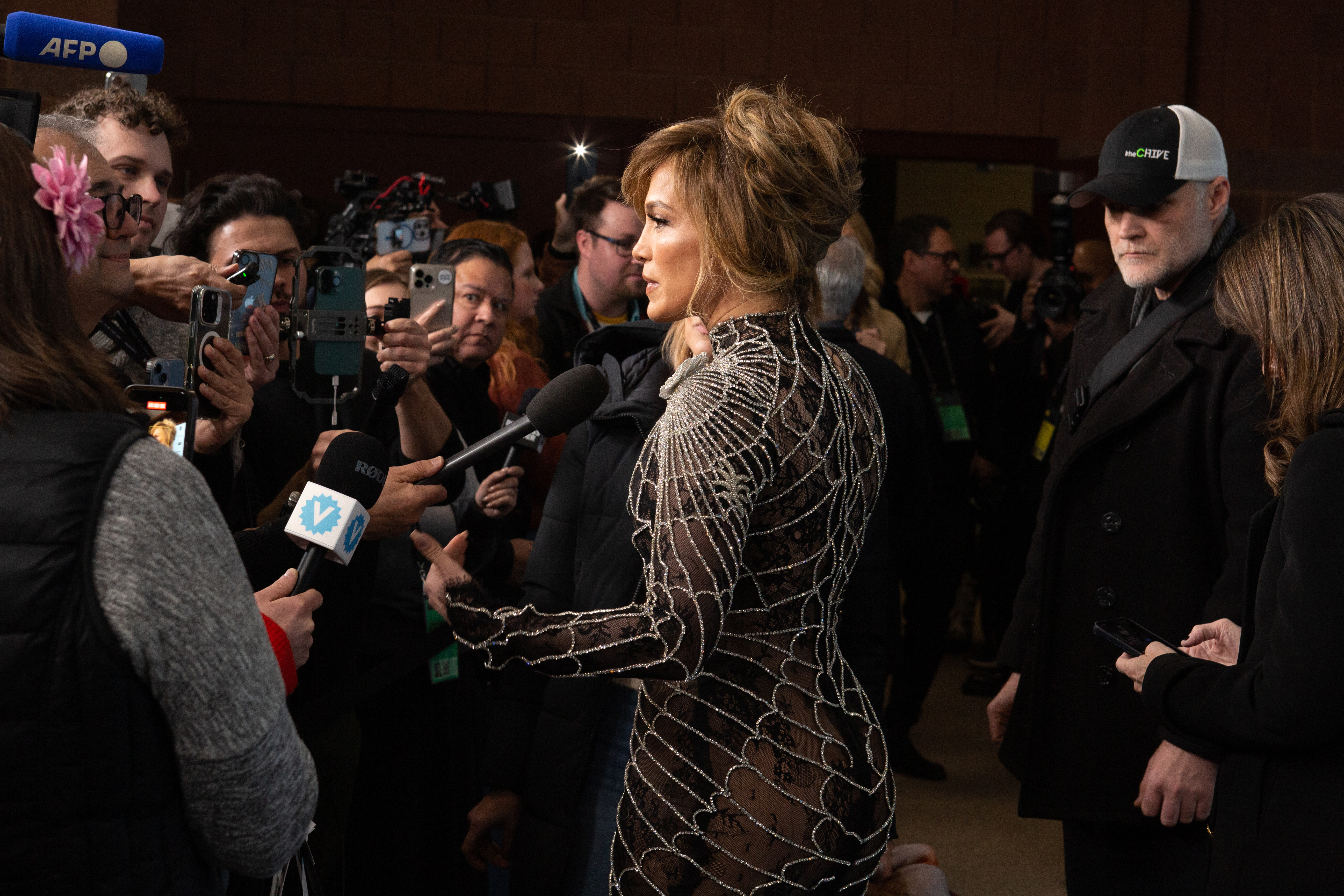 Jennifer Lopez hablando con la prensa en el Festival de Cine de Sundance. | Fuente: Getty Images