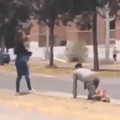 Hombre arrastrándose por su mujer │Imagen tomada de: YouTube / Kronoviral