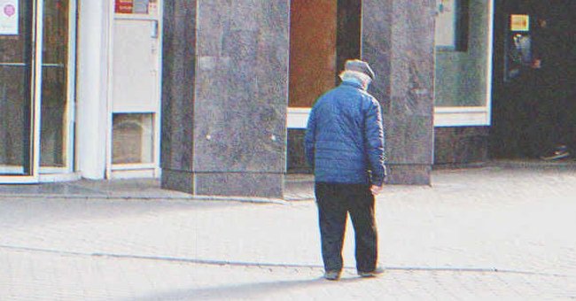 Un hombre mayor caminando solo por la calle | Foto: Shutterstock