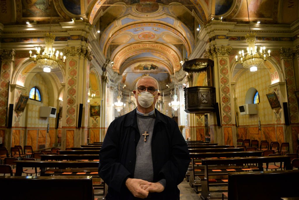 Don Carlo Chiomento, párroco de la iglesia de Candiolo, usando una máscara el 22 de marzo de 2020 en Turín, Italia. | Foto: Getty Images