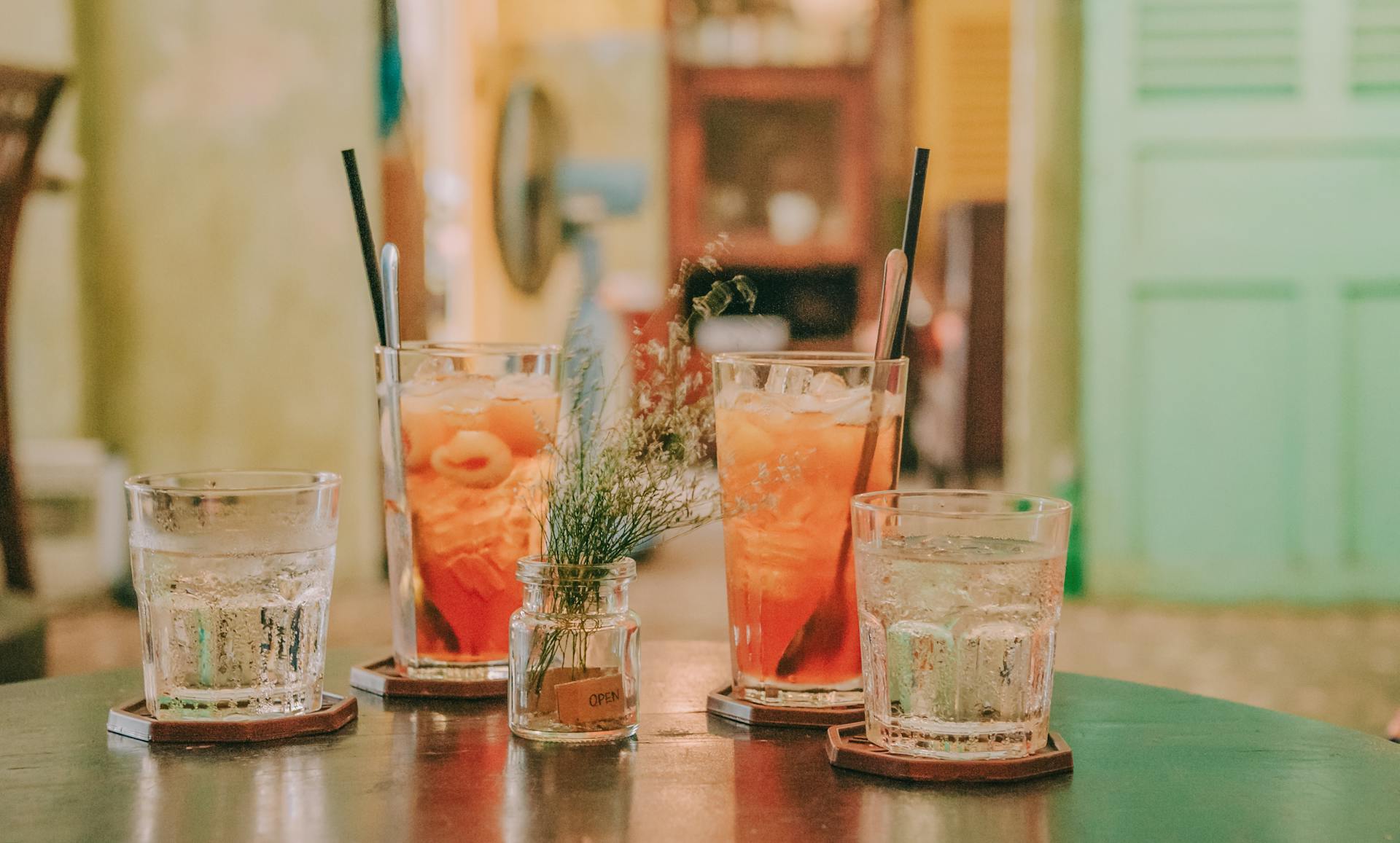 Bebidas sobre una mesa | Foto: Pexels