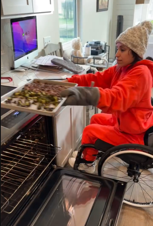 Maria Palen saca una bandeja de comida del horno, como se ve en un post fechado el 8 de enero de 2025 | Fuente: Instagram/@planthlete_maria