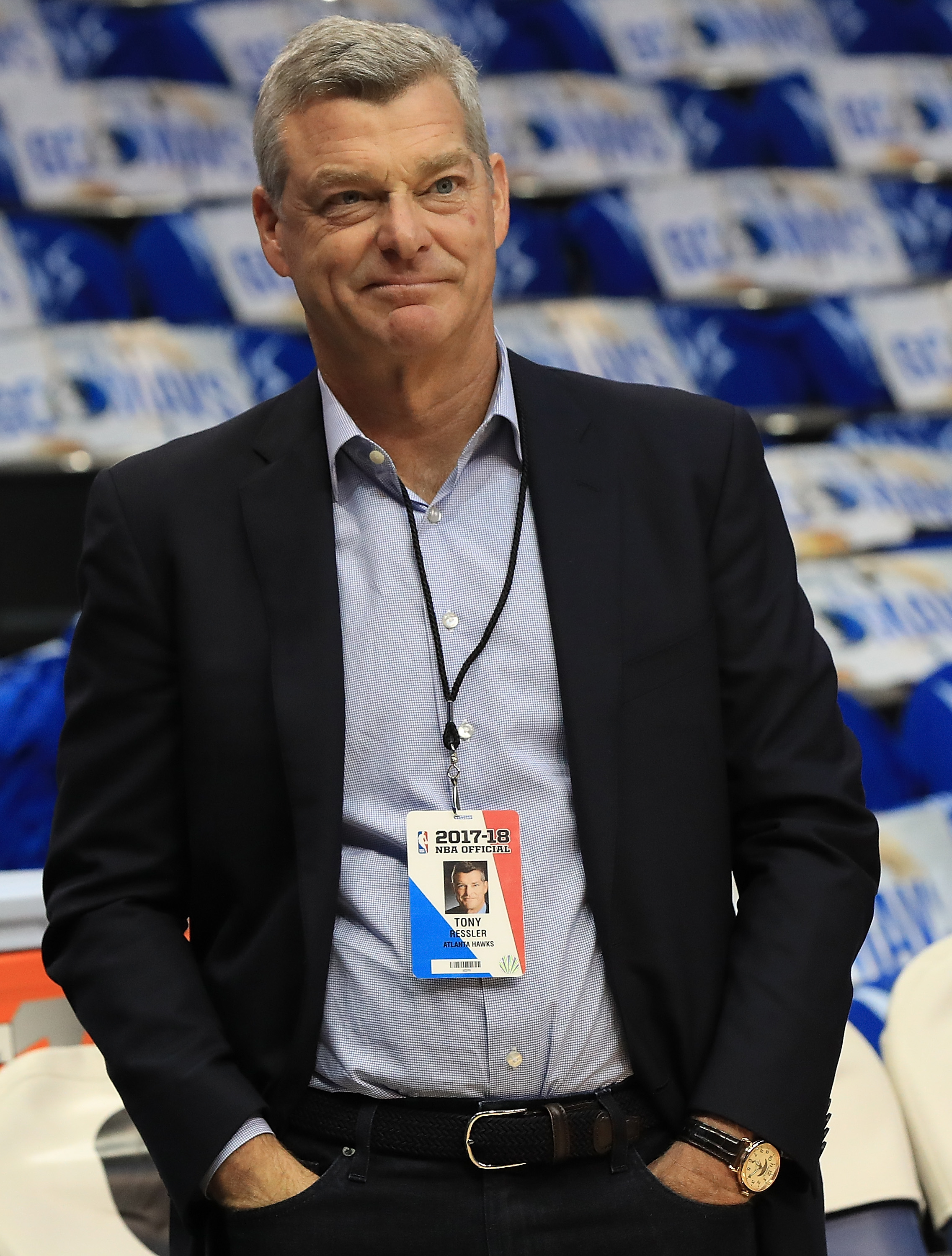 Tony Ressler, propietario de los Atlanta Hawks, antes de un partido contra los Dallas Mavericks en el American Airlines Center de Dallas, Texas, el 18 de octubre de 2017 | Fuente: Getty Images