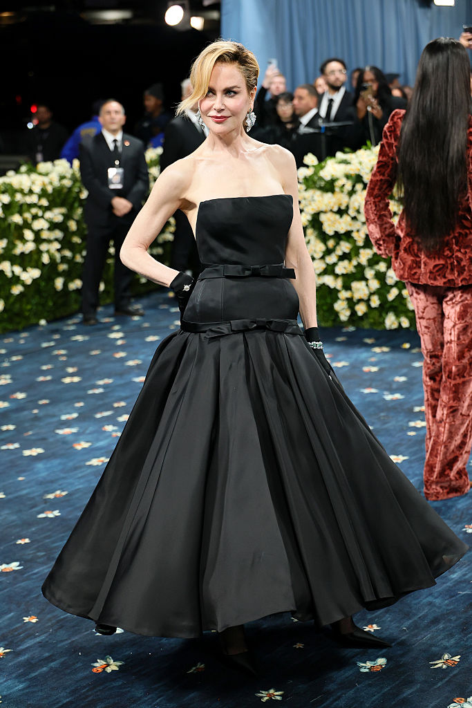 Nicole Kidman asiste a la Met Gala 2025 en el Museo Metropolitano de Arte de la ciudad de Nueva York, el 5 de mayo, celebrando el tema "Superfine: Tailoring Black Style".