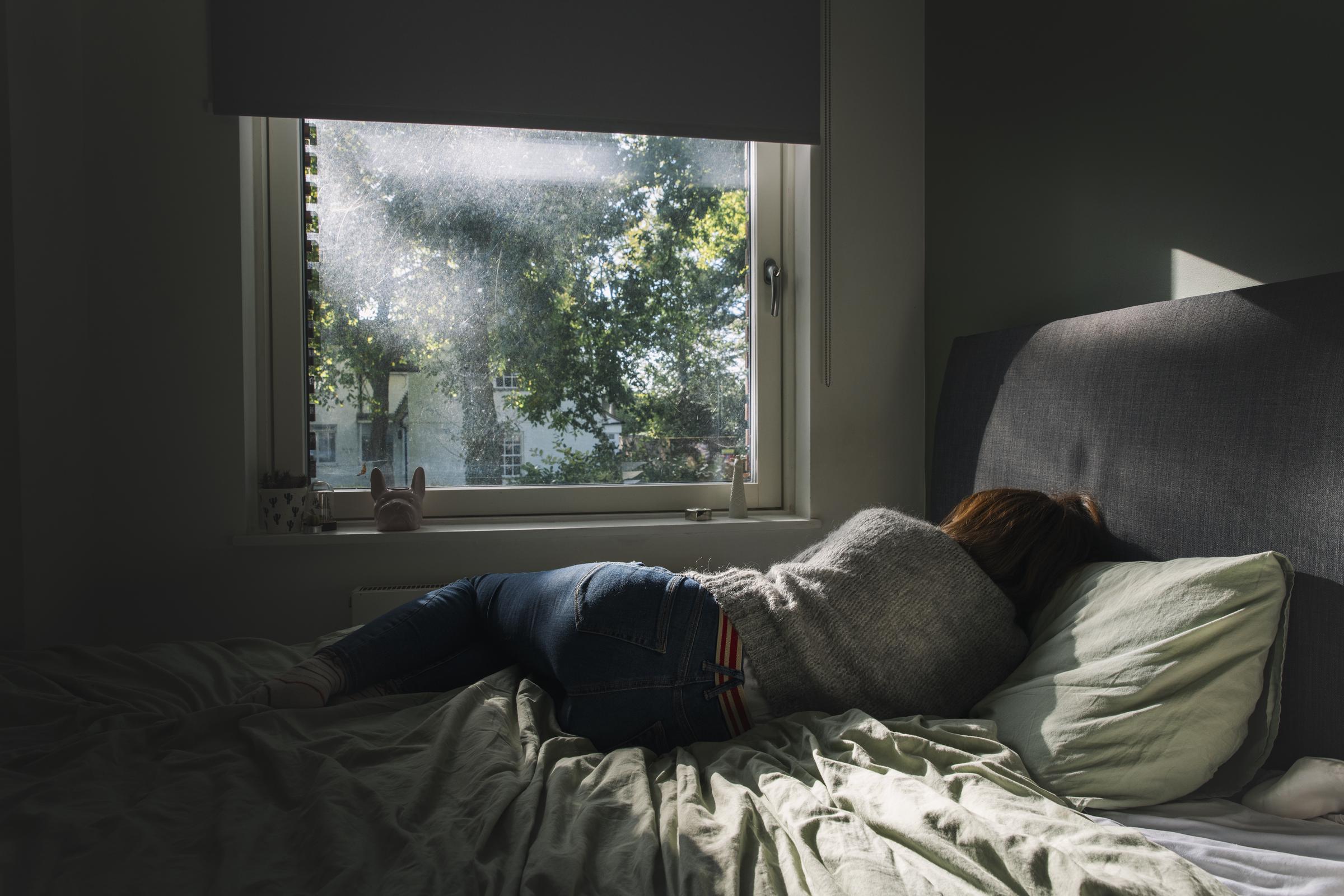 Una mujer acostada en su cama | Fuente: Getty Images