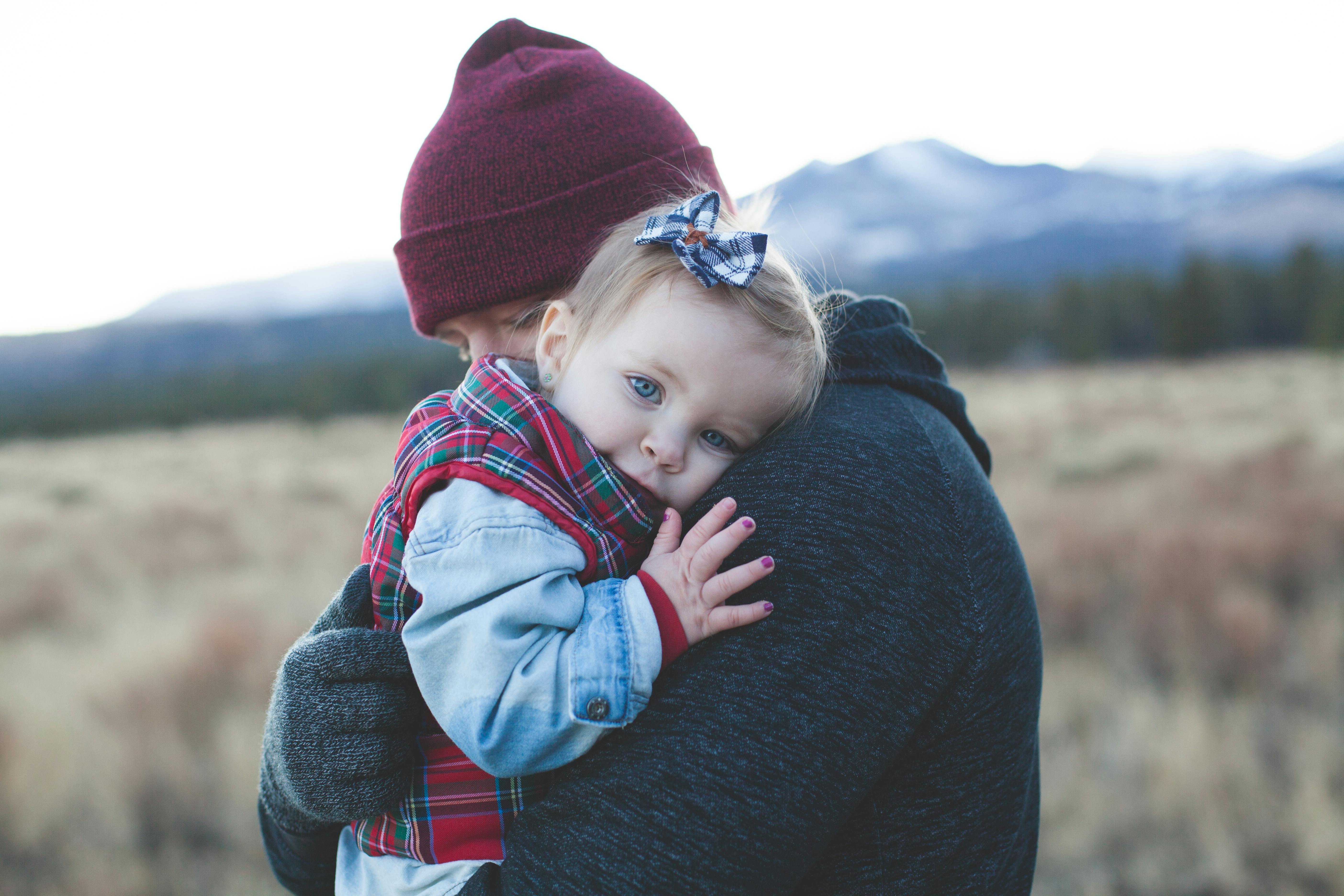 Papá con su hija en brazos | Fuente: Pexels