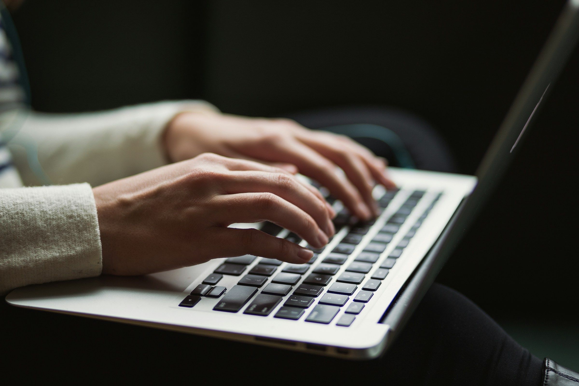 Una persona tecleando en un portátil | Fuente: Unsplash