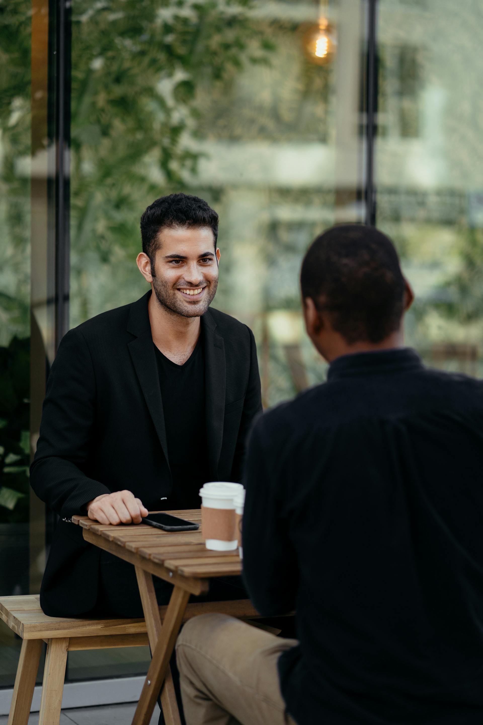 Dos hombres bebiendo café | Fuente: Pexels