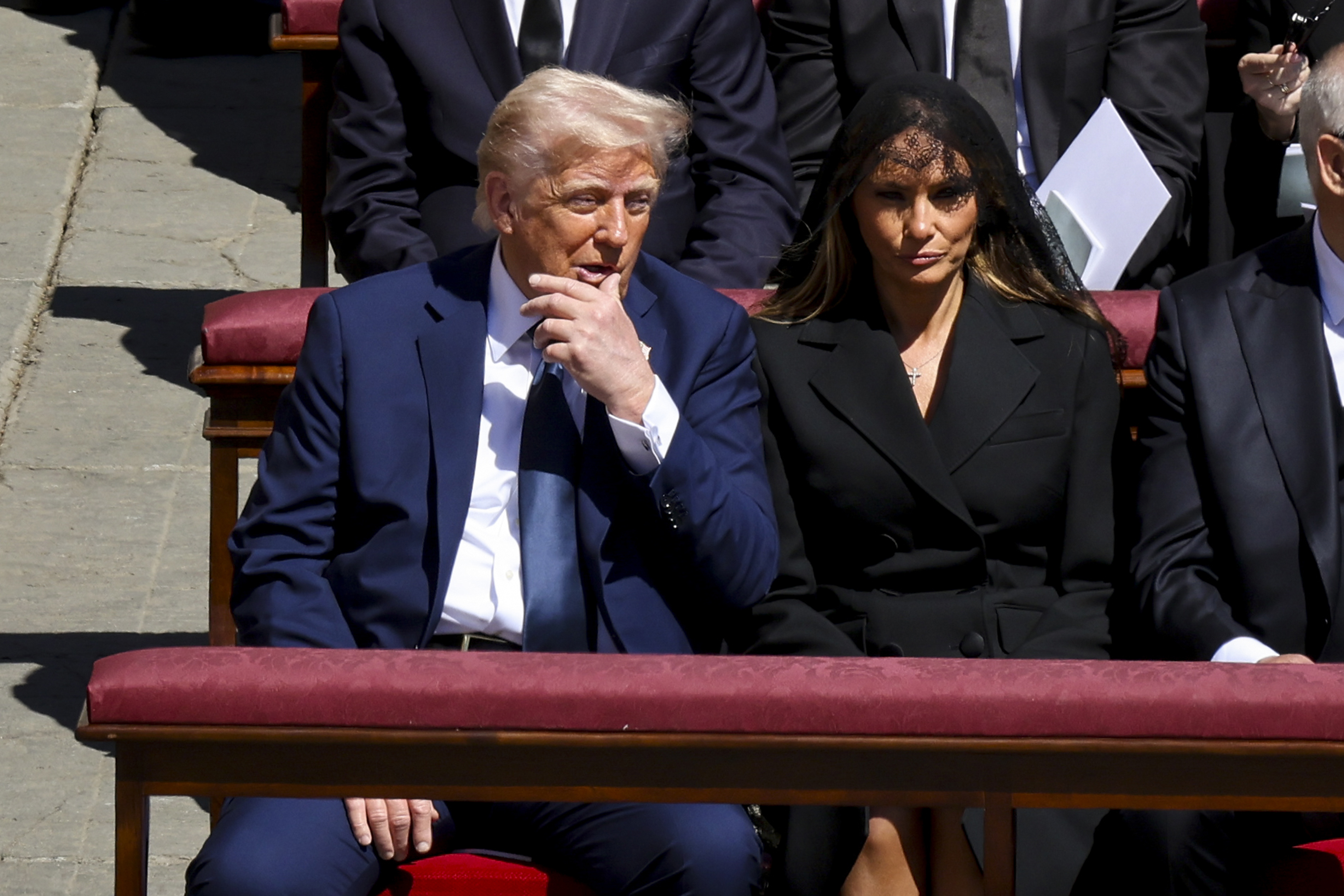 El presidente Donald Trump sentado junto a su esposa en el funeral del papa Francisco | Fuente: Getty Images