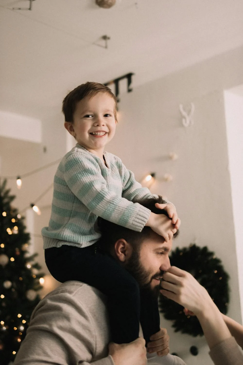 Un hombre llevando a un niño pequeño | Fuente: Pexels