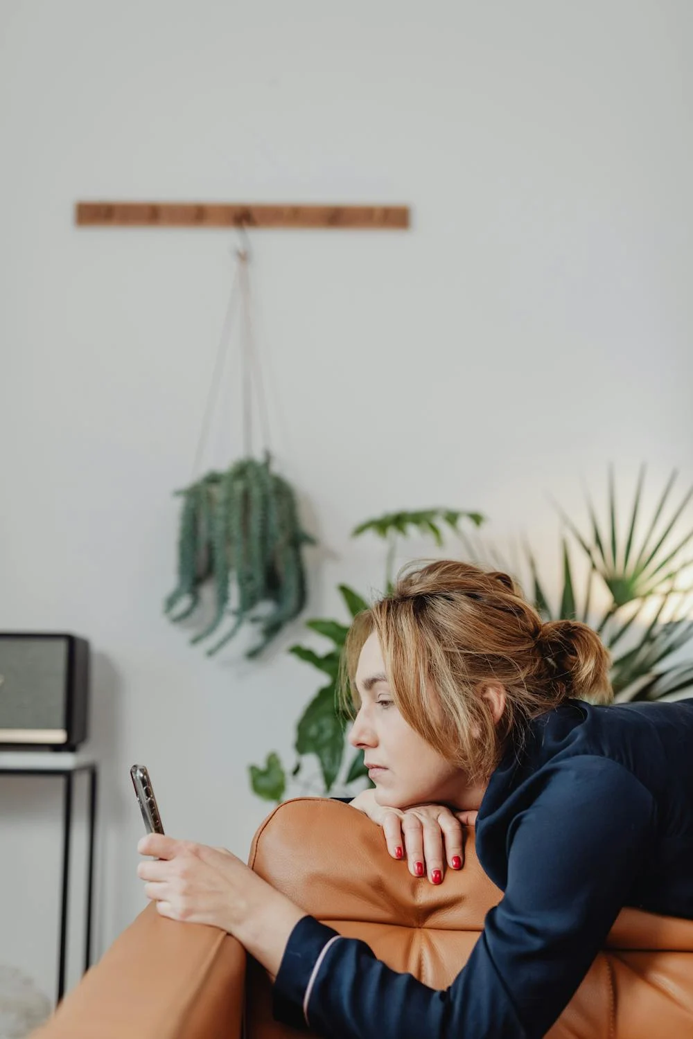 Una mujer mirando su teléfono | Fuente: Pexels