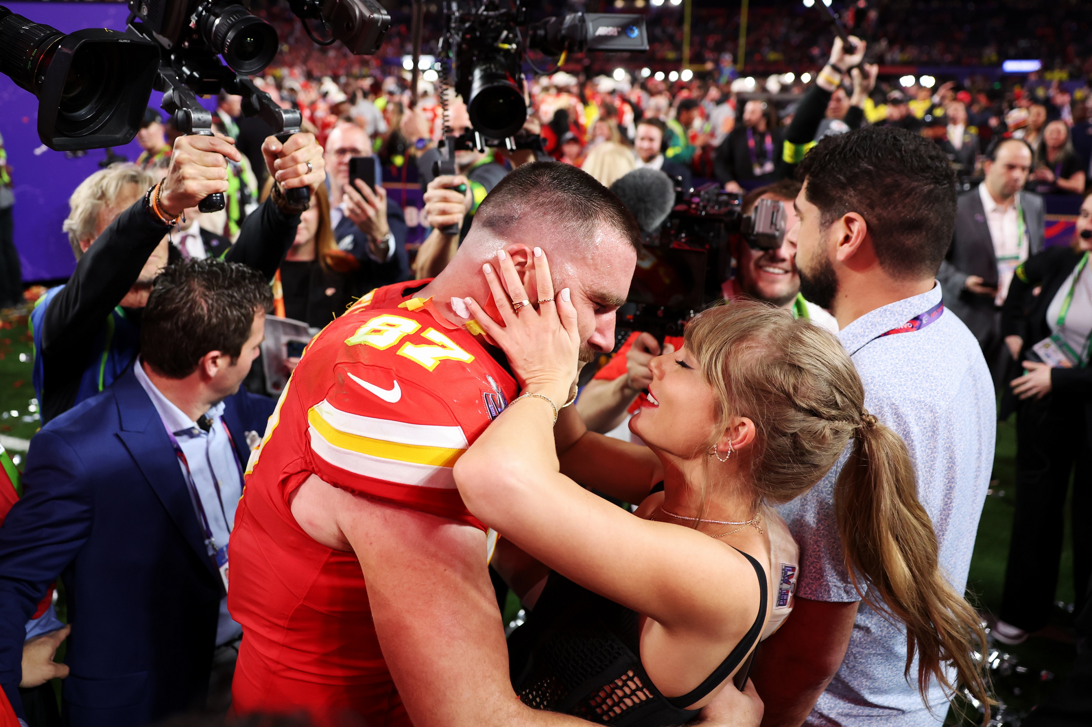 Travis Kelce y Taylor Swift celebran su victoria en el Super Bowl LVIII en el estadio Allegiant el 11 de febrero de 2024, en Las Vegas, Nevada | Fuente: Getty Images