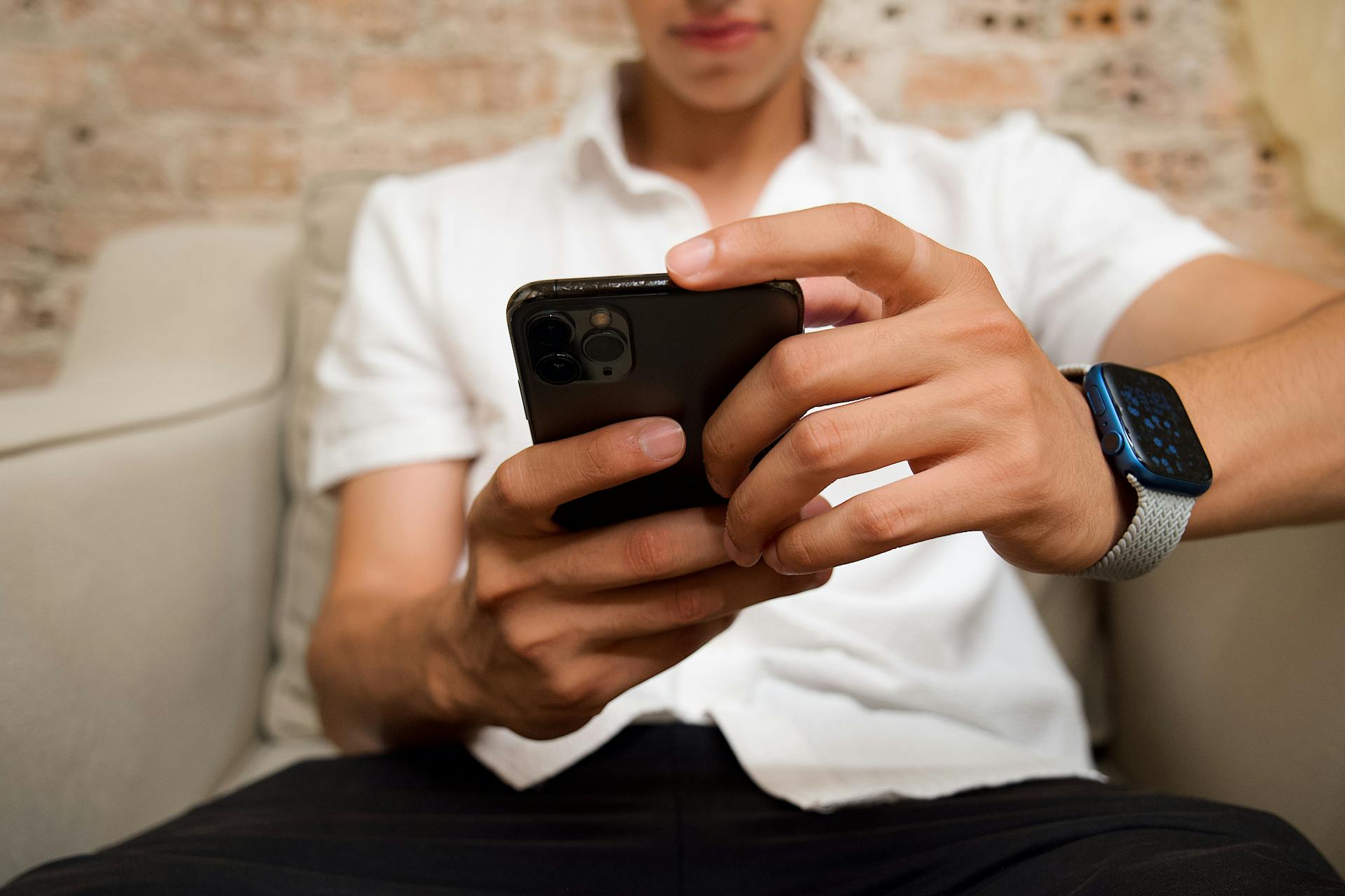Un joven revisando su teléfono | Fuente: Pexels