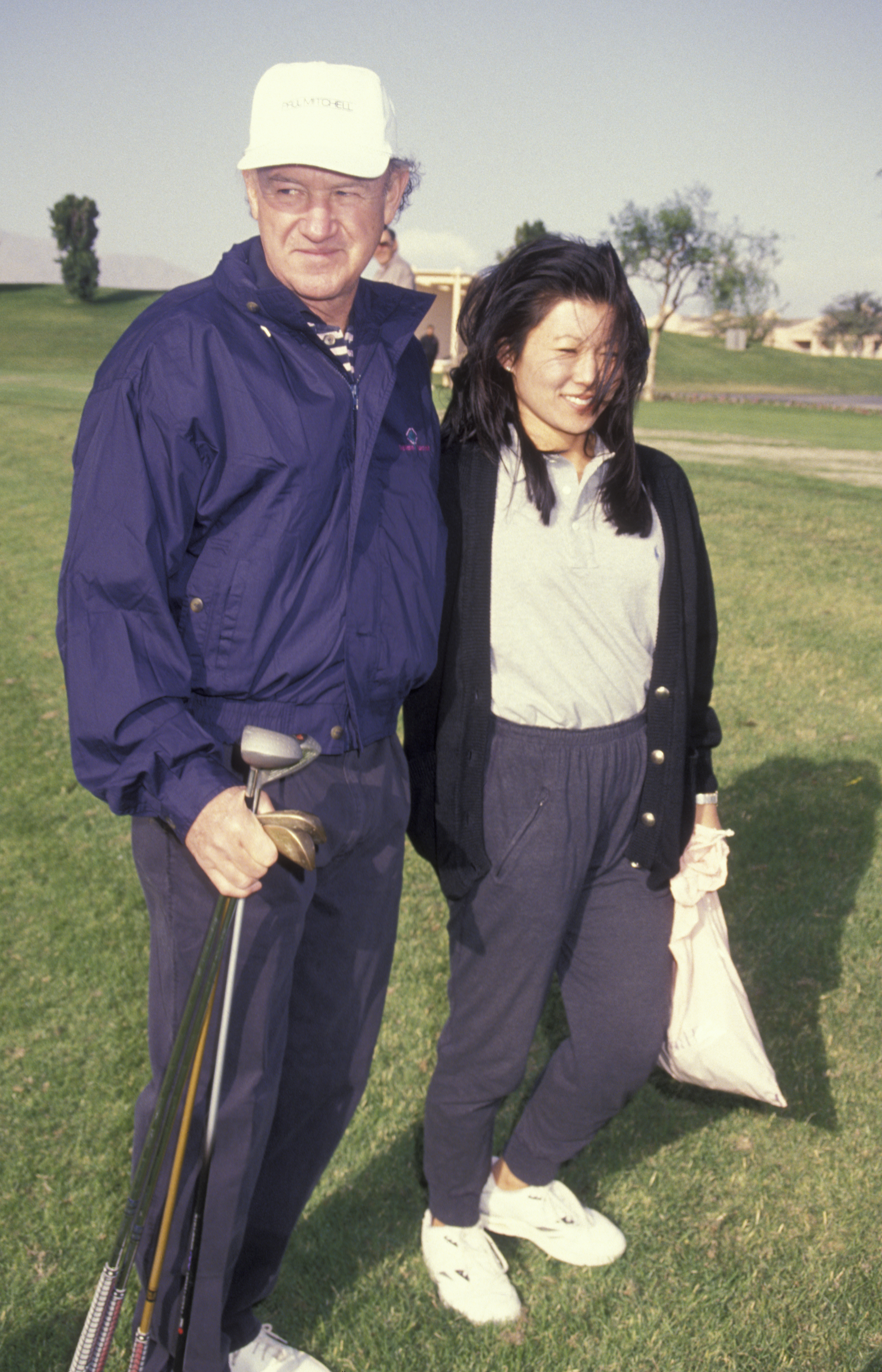 El actor Gene Hackman y su esposa Betsy Hackman asisten al Mission Hills Pro-Celebrity Sports Invitational el 30 de noviembre de 1991, en Rancho Mirage en Los Ángeles, California. | Foto: Getty Images