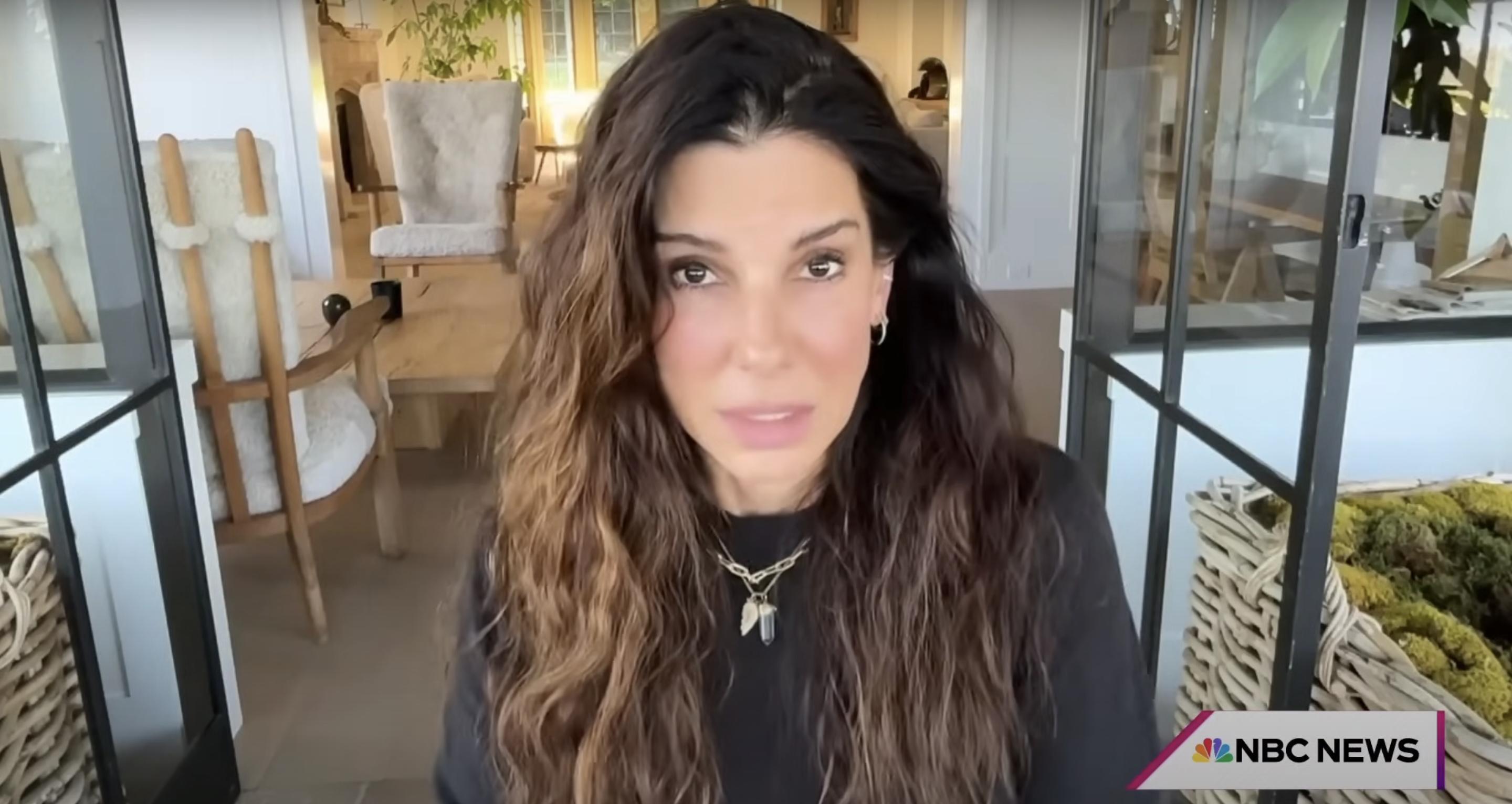 Captura de pantalla de Sandra Bullock hablando en un vídeo publicado el 12 de agosto de 2024 | Fuente: YouTube/@HodaAndJenna